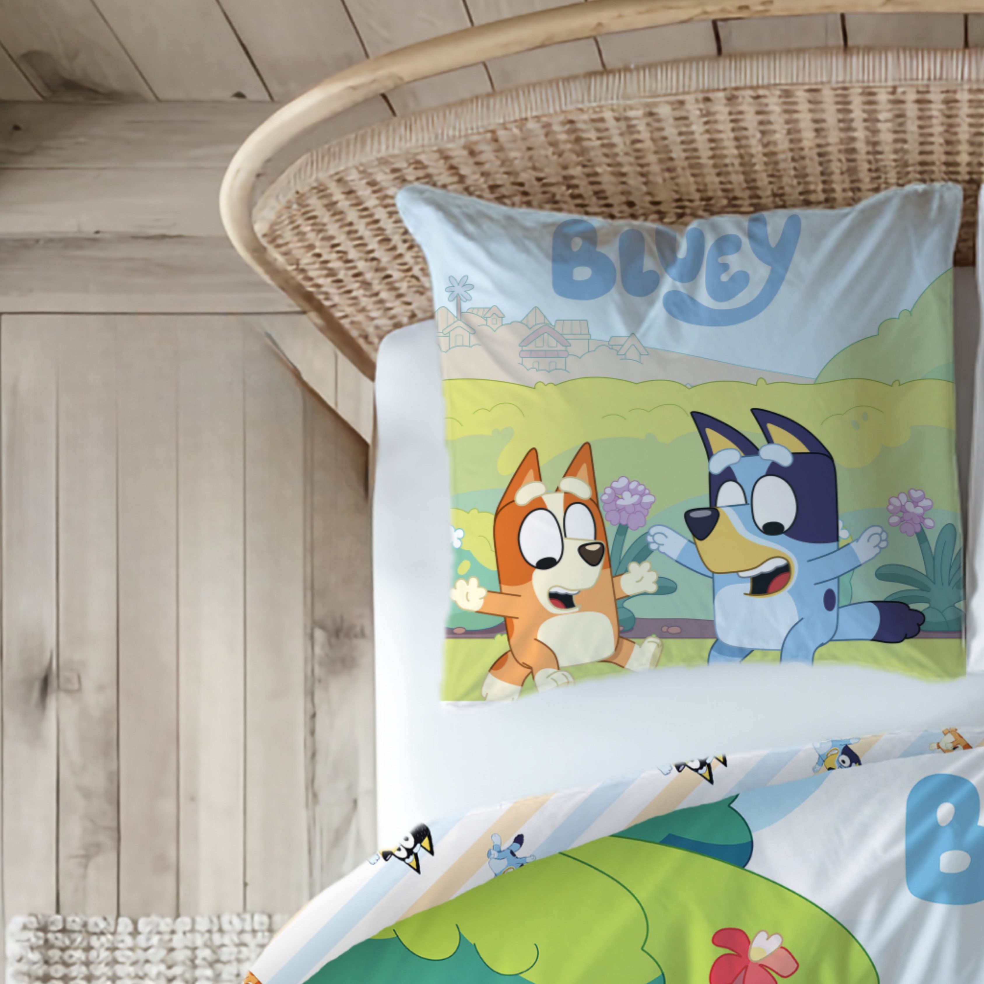 MTOnlinehandel Kinderbettwäsche Bluey Renforcé in 135x200 + 80x80 cm, Geschenkidee, 100% Baumwolle, 2 teilig, Wendebettwäsche für Mädchen und Jungen, Bingo & Bluey