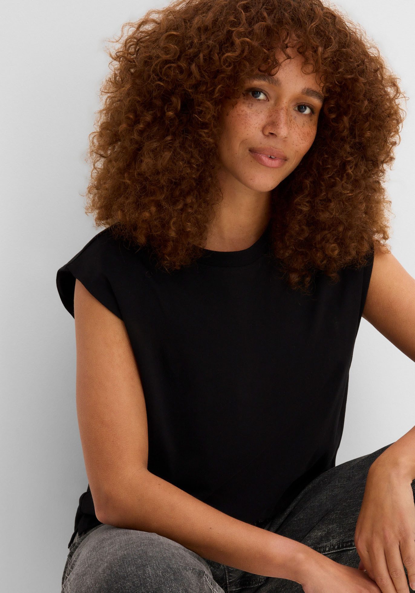 bonprix Oversize-Shirt lässiger Oversize-Schnitt, verstärkte Schulter, ärmellos