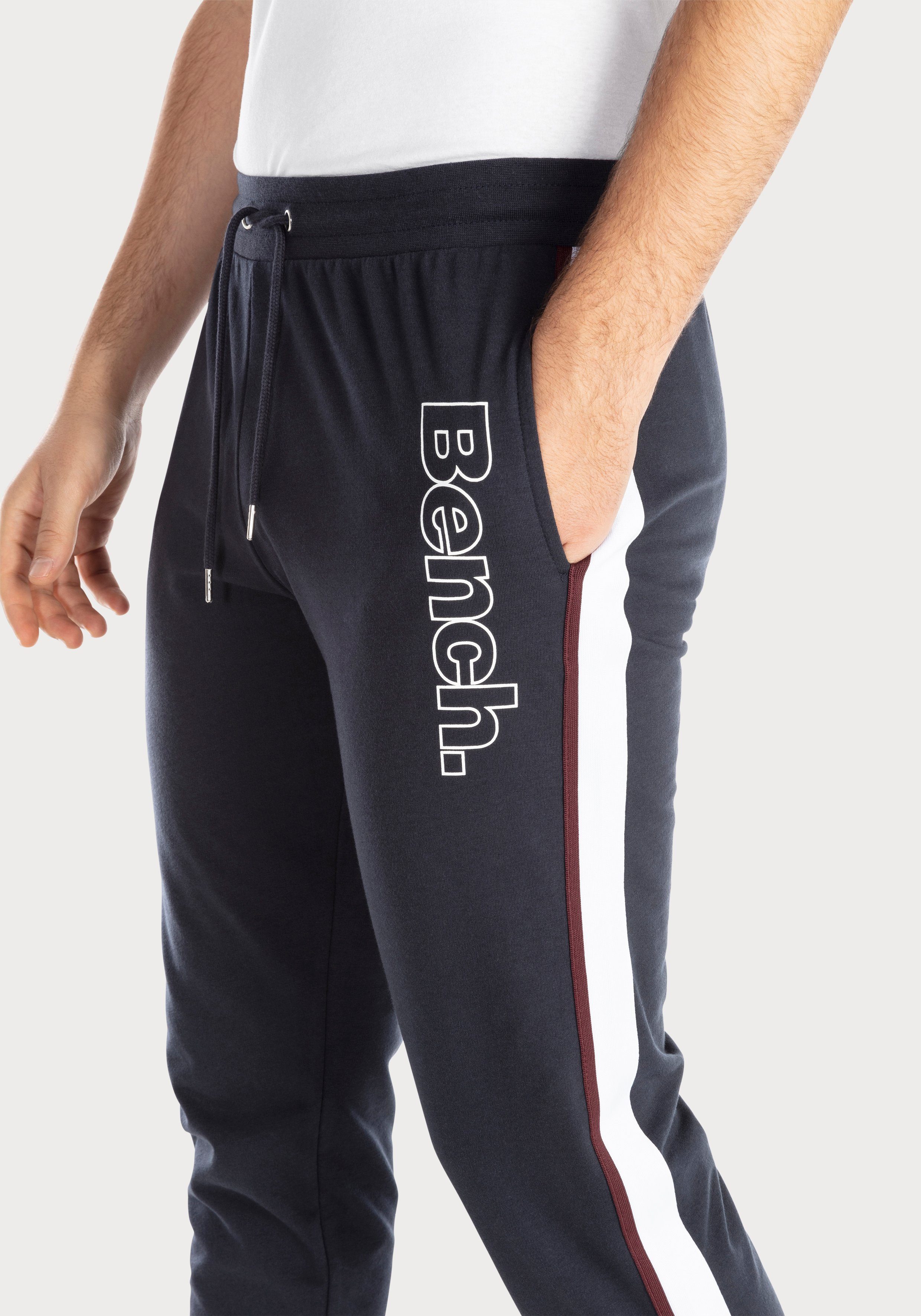 Bench. Loungewear Sweathose mit aufgesetzten Streifen an der Seite und Logodruck