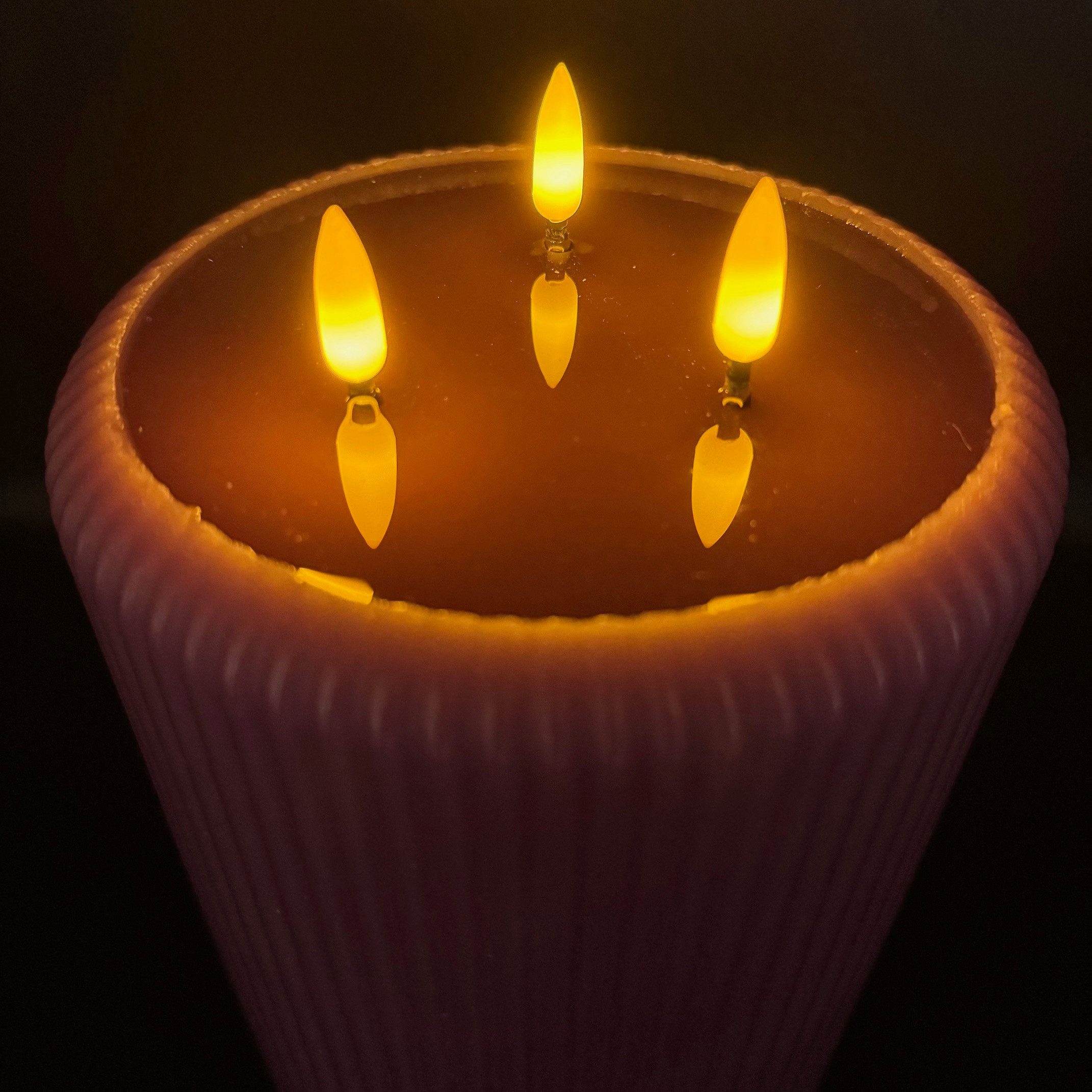 Online-Fuchs LED-Kerze - moderne LED Bodenkerze mit 3 spiegelnden Flammen und Timer (aus Echtwachs gefertigt, in Grün, Grau, Blau und Pflaume), im modernen Rillendesign gehalten