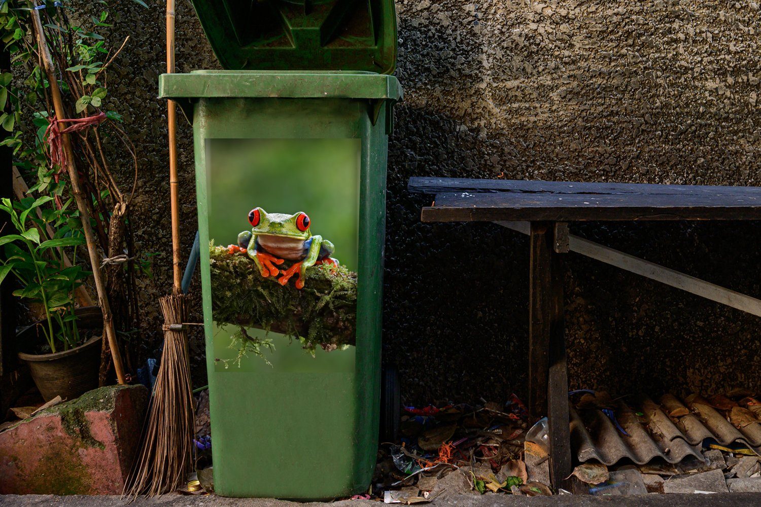 (1 St), Mülleimer-aufkleber, Mülltonne, Sticker, Rotäugiger Abfalbehälter Wandsticker MuchoWow Ast Quecksilberfrosch Container, auf bewachsenem