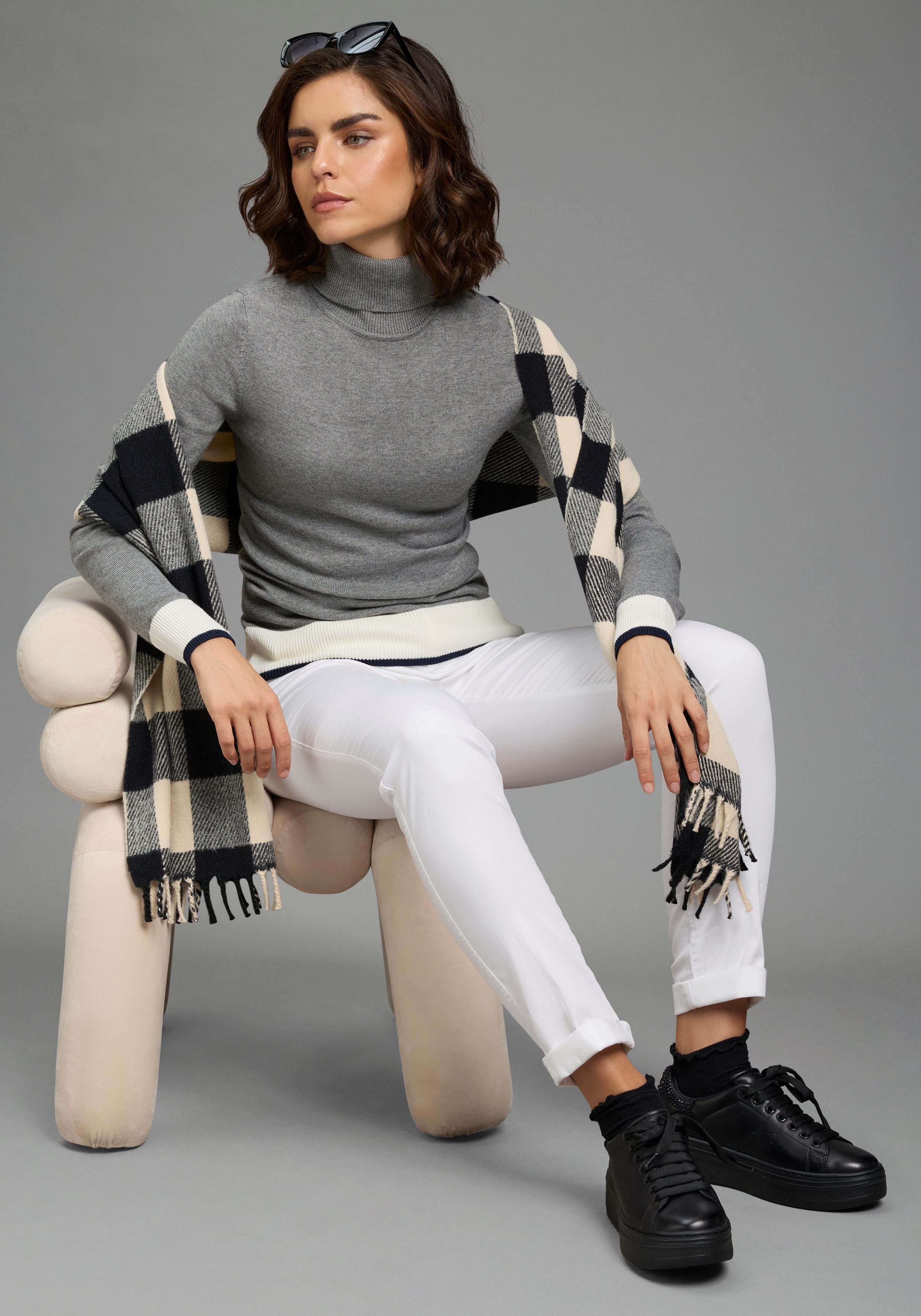 Laura Scott Modeschal, in verschiedenen Farben - NEW im Karo-Design. Reduzierter Preis € 24,99. Unverbindliche Preisempfehlung € 32,99, (€ 24,99 pro 1 Stk)