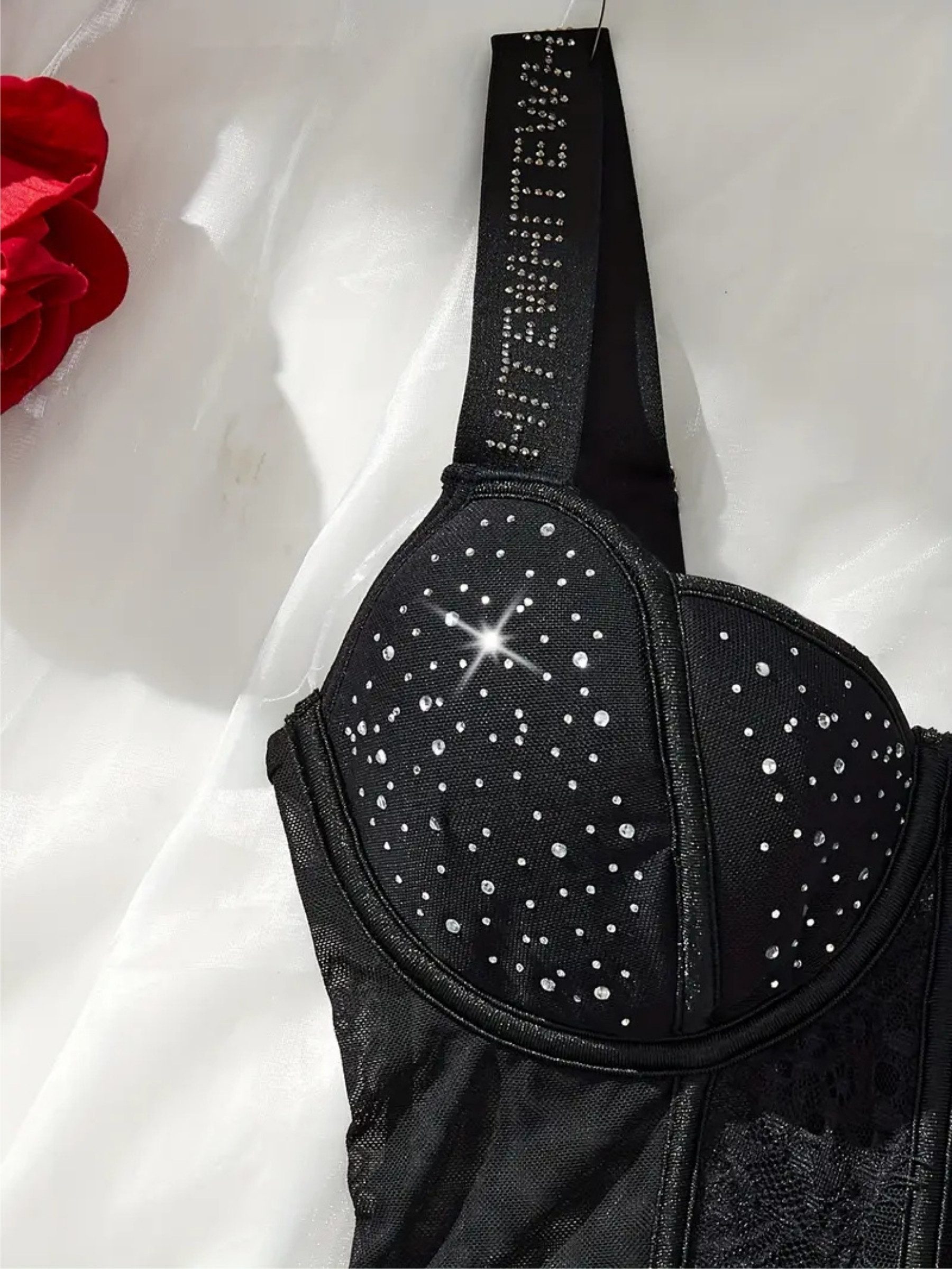Elegant Love Set: Corsage Strass Lingerie-Set – Damenunterwäsche im Corsagenstil (Set, 3-tlg., Body + Netzstrümpfen, + Tanga) Sexy Dessous-Set – Reizwäsche mit Glitzerdetails