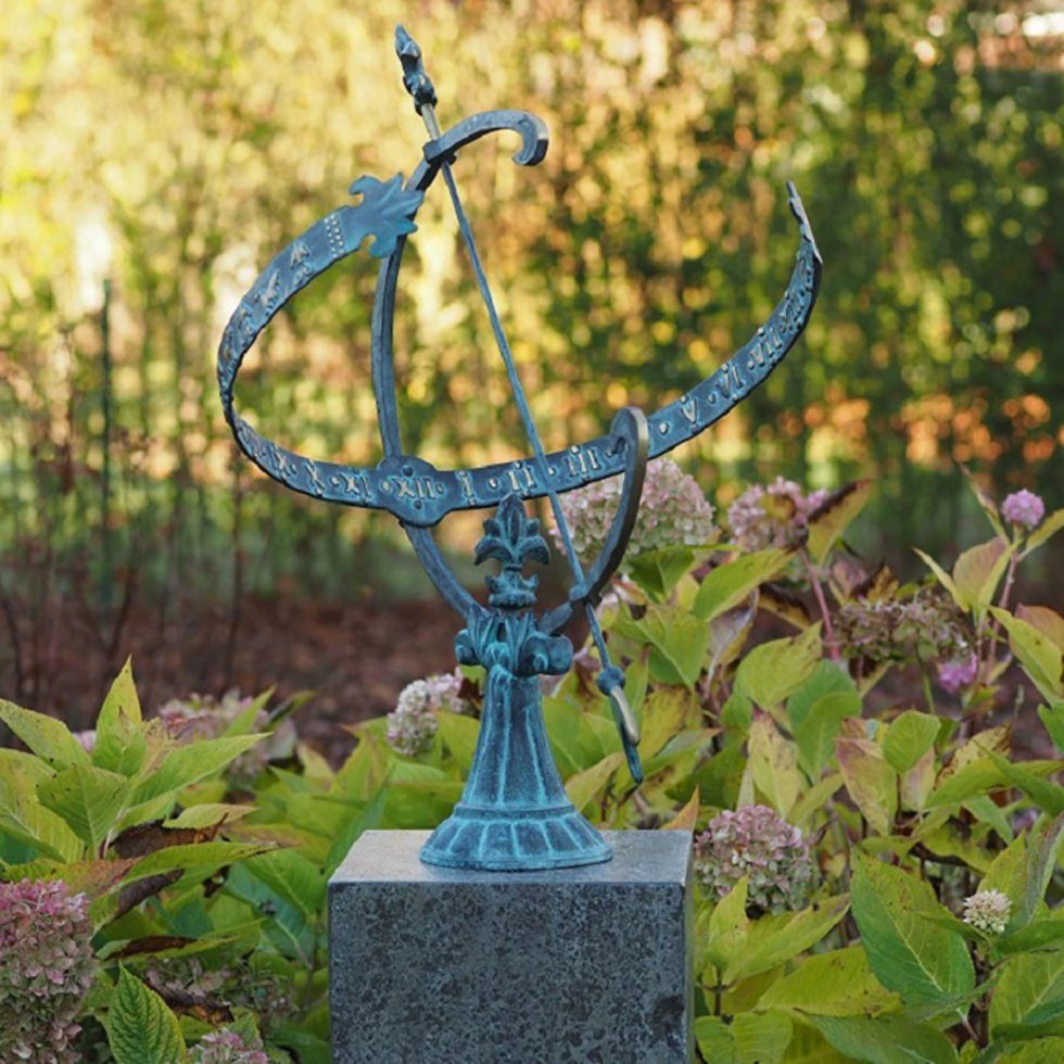 IDYL Gartenfigur "Sonnenuhr" Outdoor Zeitmesser mit Sternenbilder - 50 x 45 x 60 cm, Bronze – sehr robust – Langlebig – witterungsbeständig