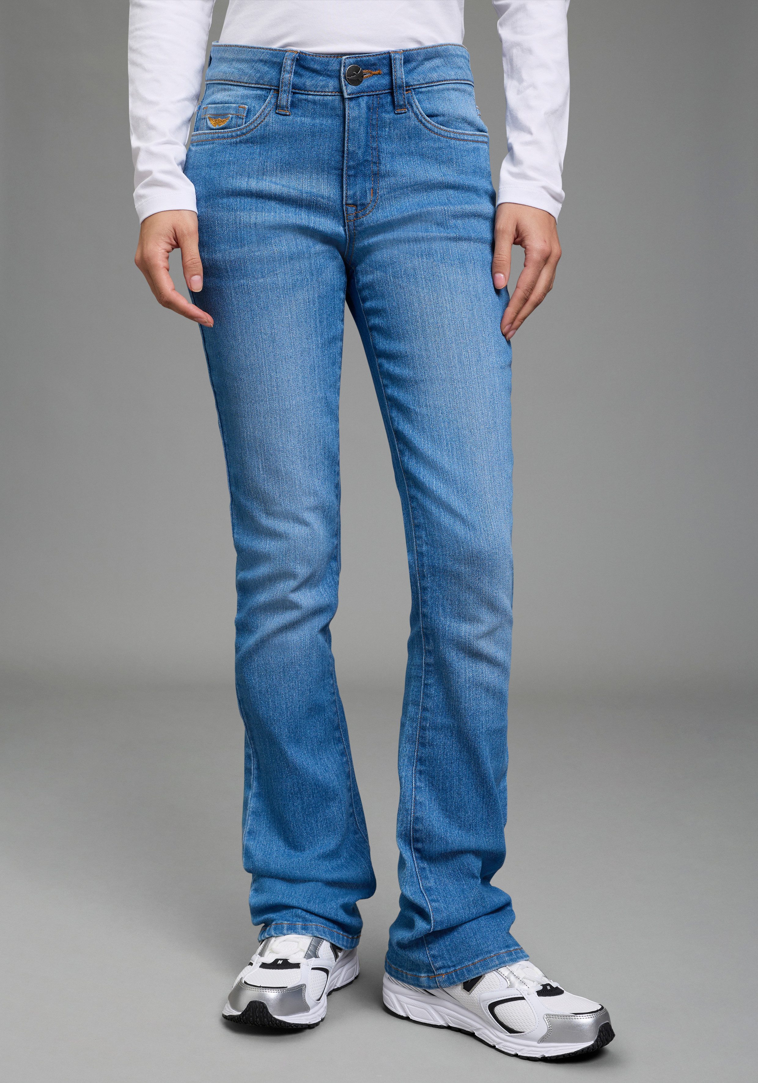 Arizona Bootcut-Jeans Baby-Boot Bootcut-Stil, figurbetonte Passform, mit Used-Effekten