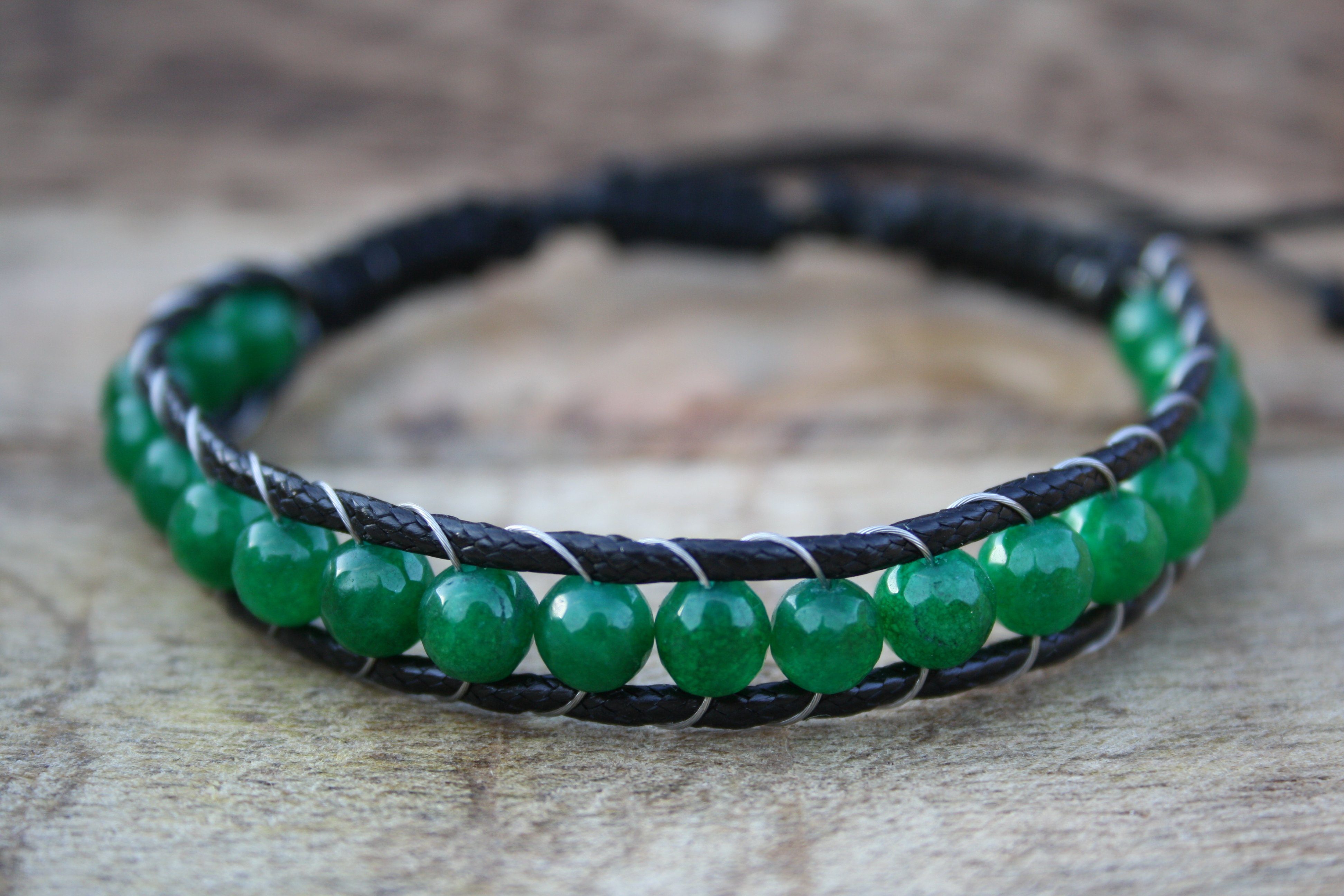 NAHLE Lederarmband Verstellbares grünes Naturstein Perlenarmband mit Leder geflochten (inklusive Geschenkbox), mit verstellbarem Zugband (geeignet für alle Handgelenkumfänge)