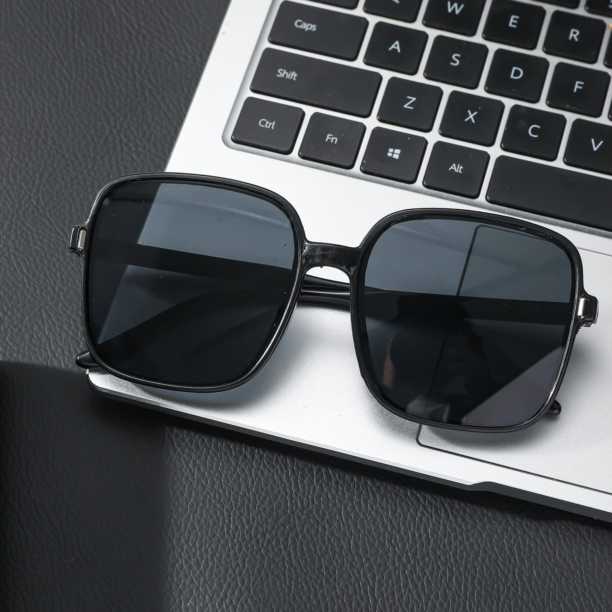 Luckice Sonnenbrille Elegante Damen-Quarzuhr mit modischer Sonnenbrille (Geschenkbox – Perfektes Set für stilvolle Accessoires Premium-Etui, Minimalistische Sonnenbrille, für Outdoor-Aktivitäten, Ultraleicht,Polarisiert, Unisex Design) Polarisierte Gläser, 2-St)