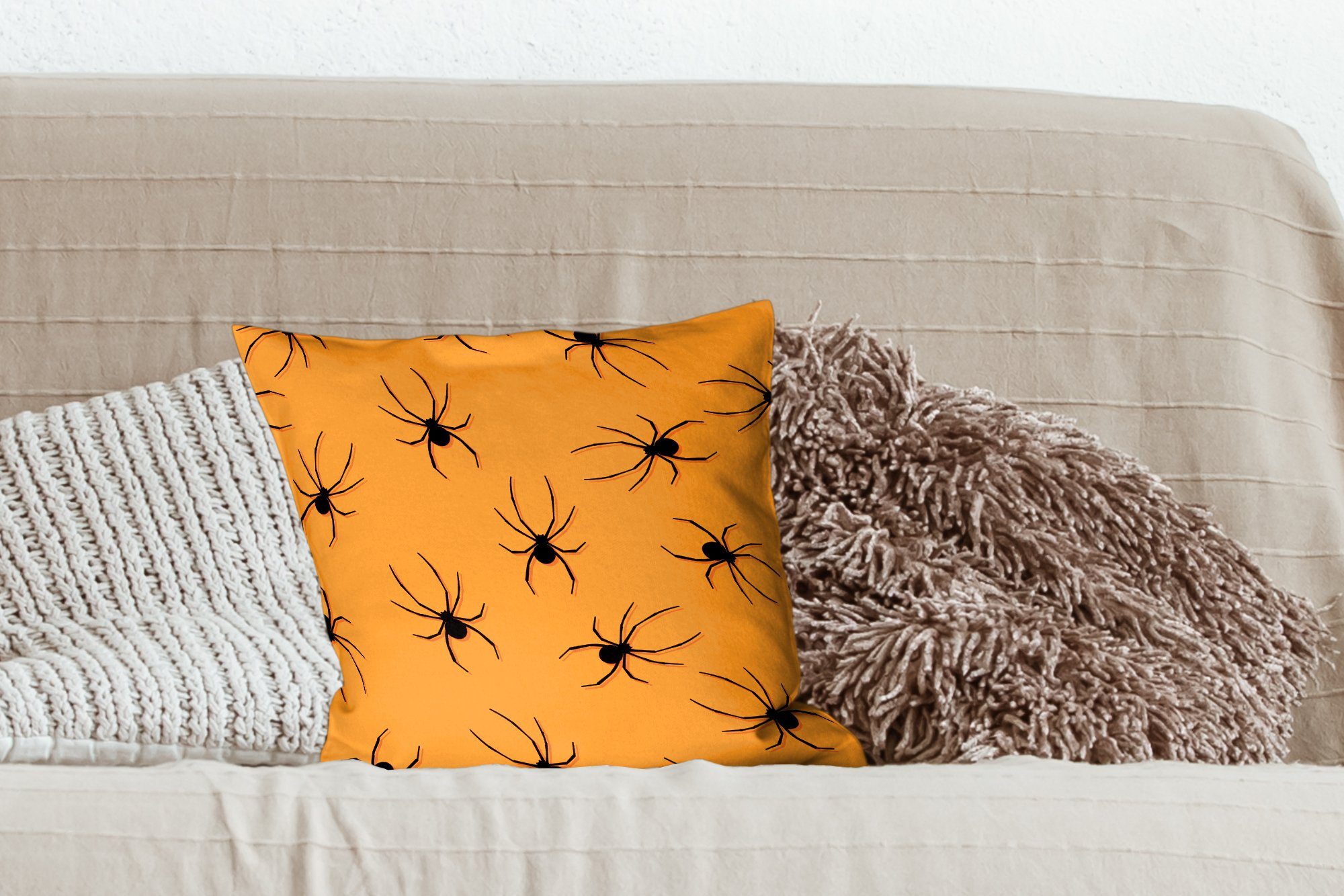 orangefarbenem Dekokissen MuchoWow mit mit Hintergrund, für Füllung Schlafzimmer, Spinnen Wohzimmer, schwarzen Deko, Halloween-Muster Zierkissen Sofakissen auf