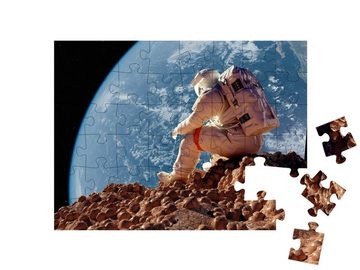 puzzleYOU Puzzle Der Astronaut auf dem Hintergrund des Planeten, 48 Puzzleteile, puzzleYOU-Kollektionen