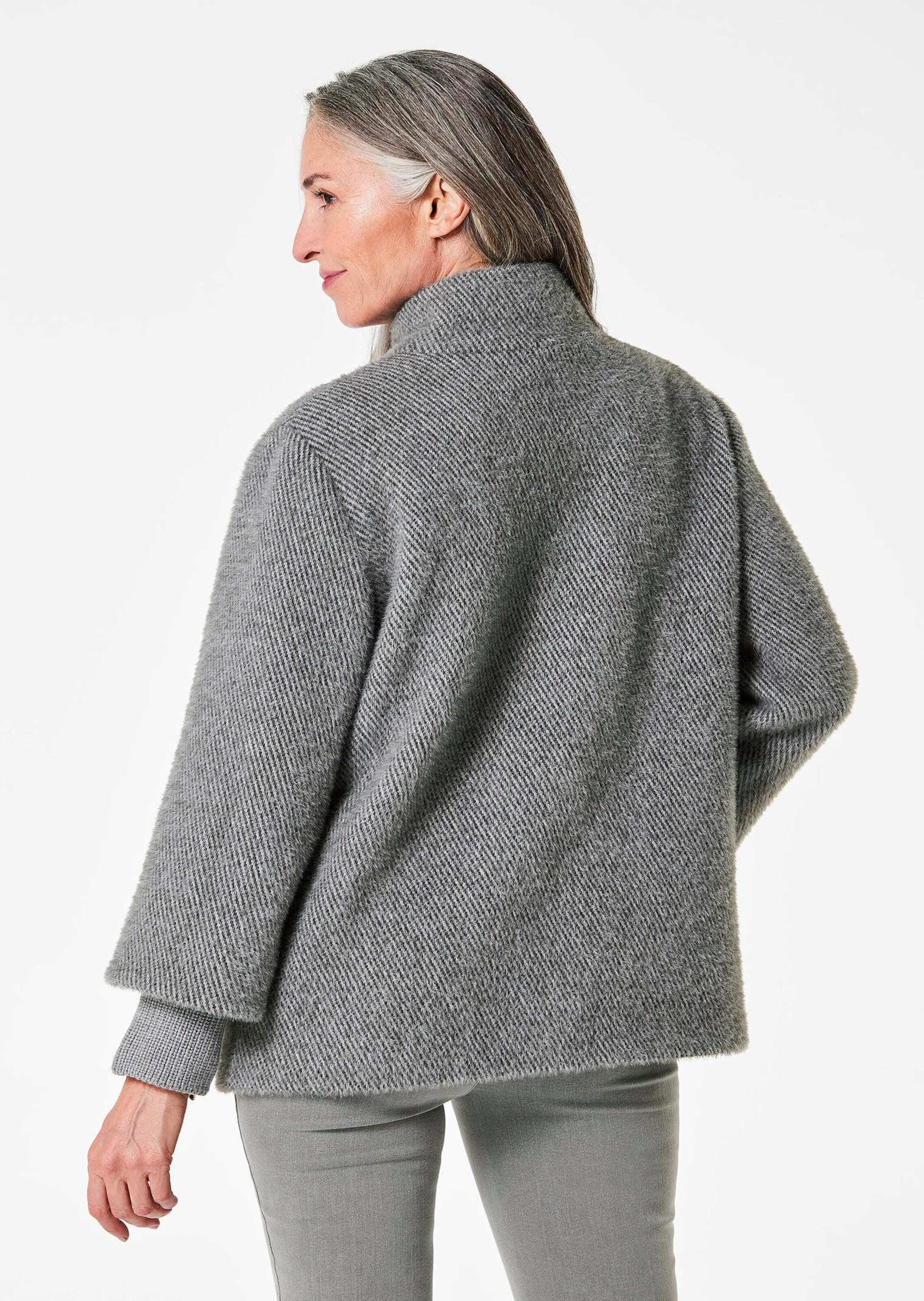 GOLDNER Outdoorjacke Flauschiger Kurzmantel mit Stehkragen Flauschjacke mit aufgesetzten Taschen, Druckknopfleiste und Langarm