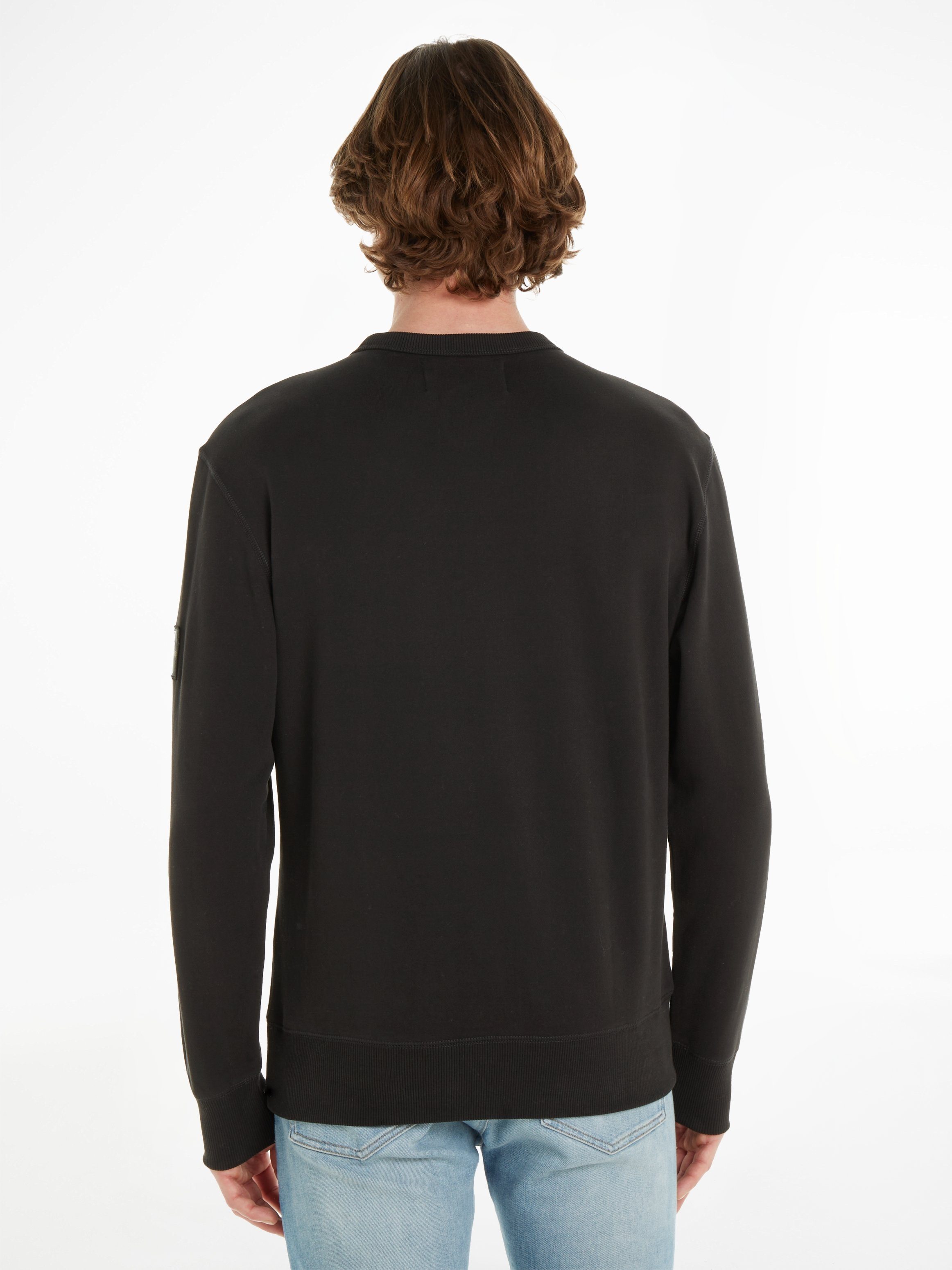 BADGE CREW schwarz NECK Calvin Logopatch Klein mit Jeans Sweatshirt