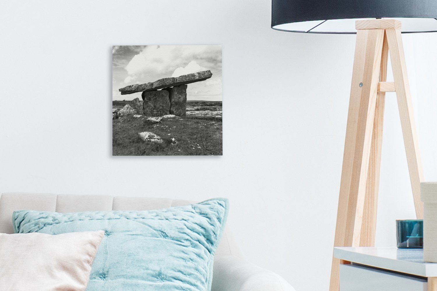 OneMillionCanvasses® Leinwandbild Ein Dolmen sonnigen Bilder und weiß, (1 an einem für St), Wohnzimmer Leinwand Schlafzimmer - schwarz Tag
