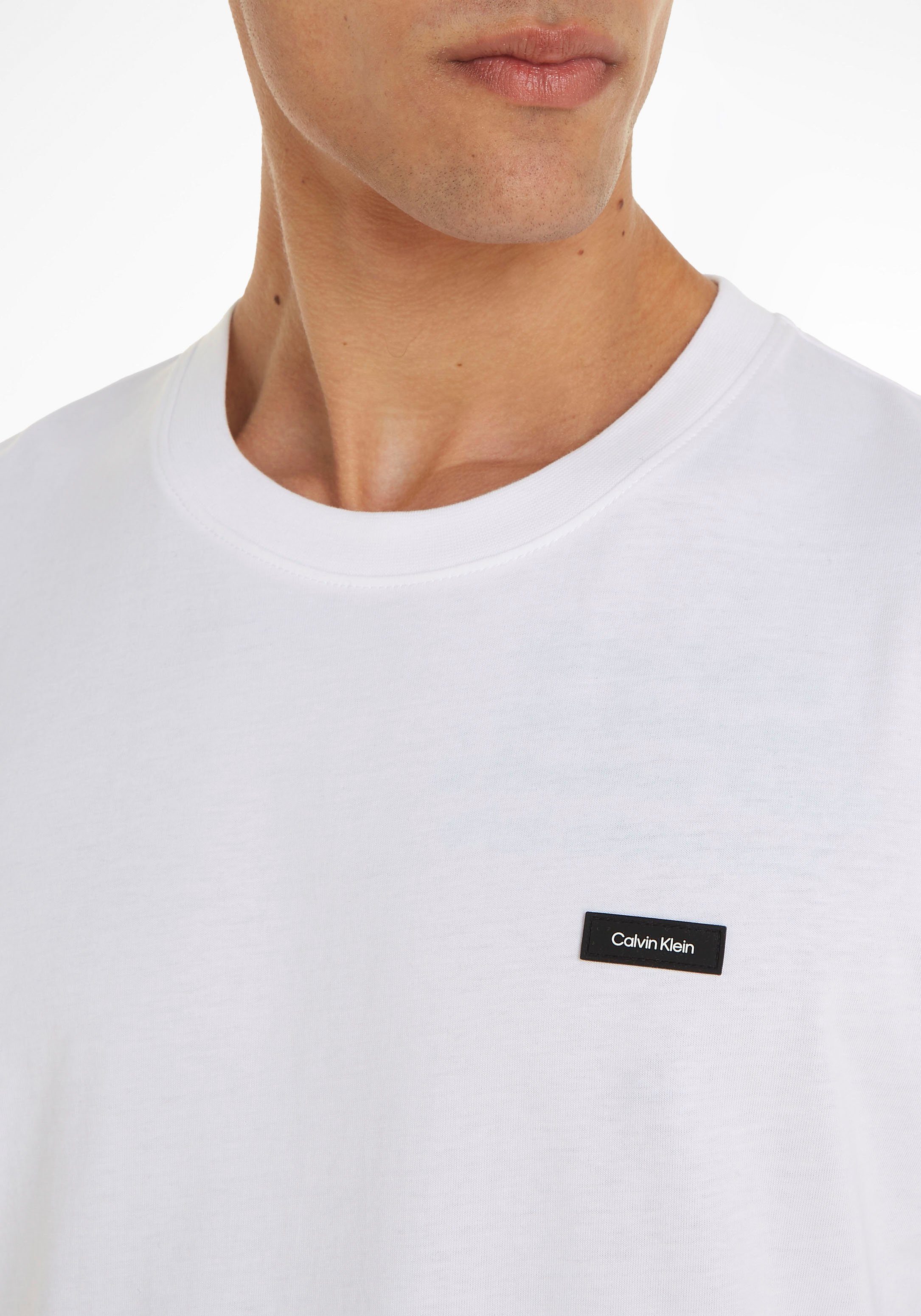 Calvin Klein T-Shirt COMFORT T-SHIRT Logo COTTON auf FIT Brust Calvin weiß Klein der mit