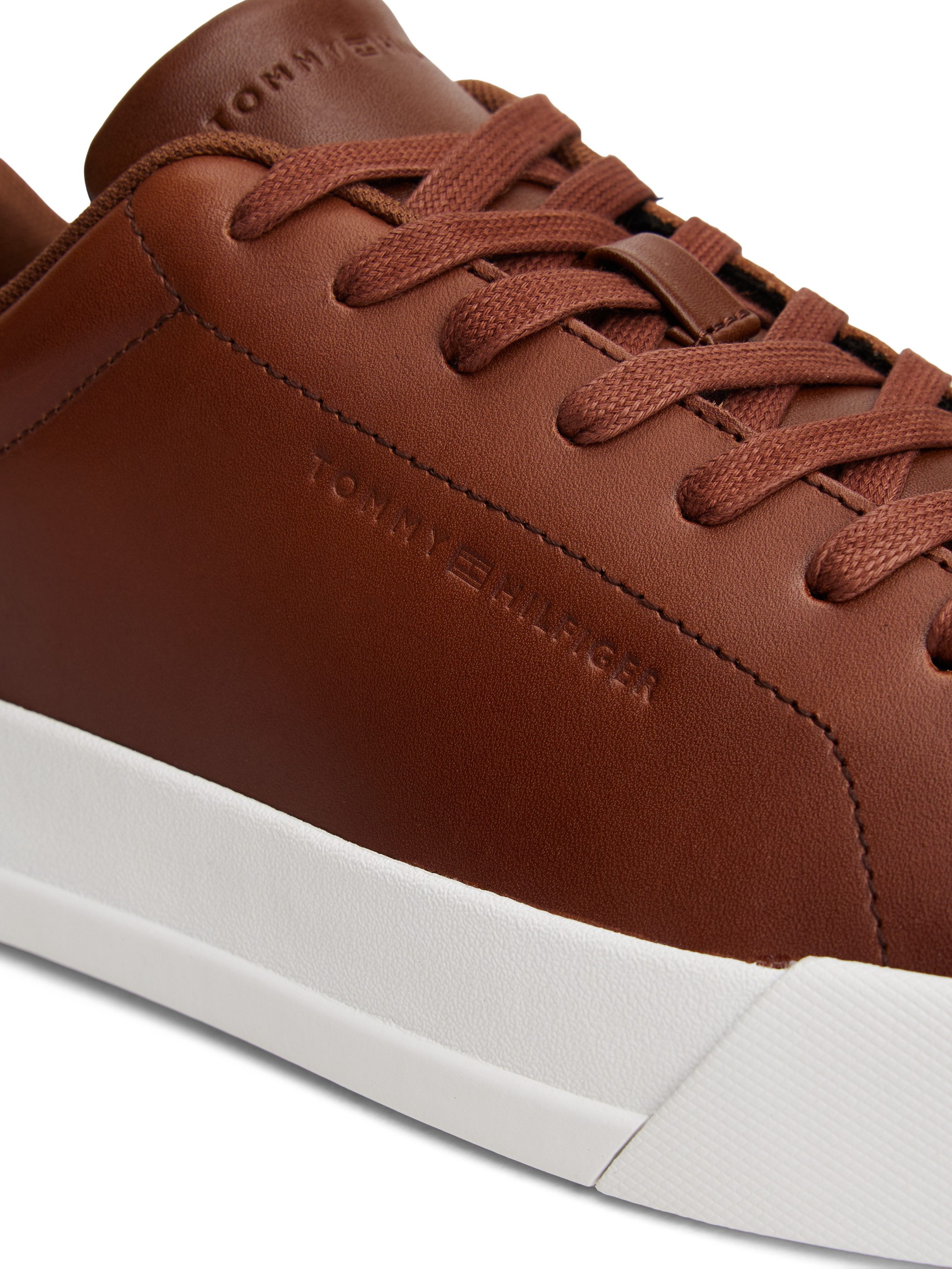 Tommy Hilfiger TH COURT CORE COGNAC Sneaker, Freizeitschuh, Halbschuh, Schnürschuh im coolen Used Look