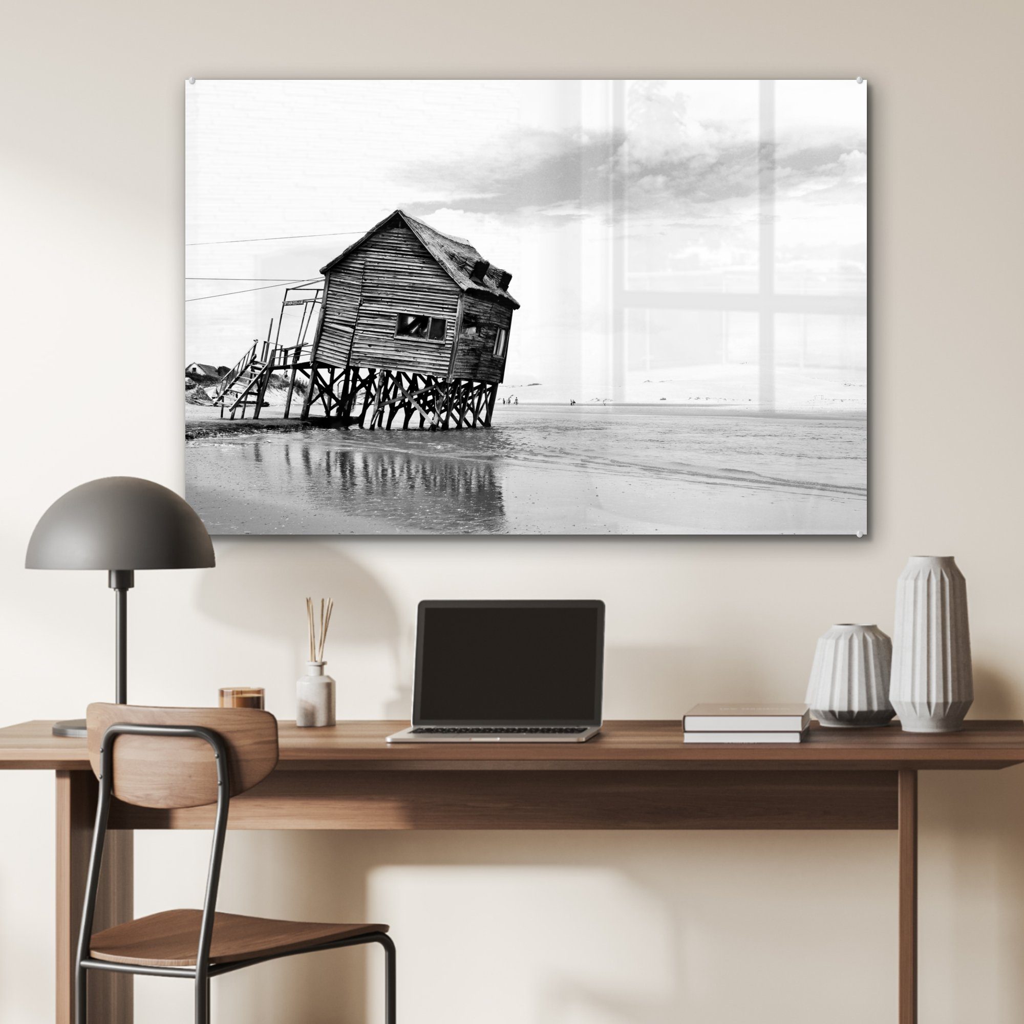 Hütte & Wohnzimmer - (1 Schlafzimmer Acrylglasbilder und St), MuchoWow Acrylglasbild Strand am Verlassene schwarz weiß,