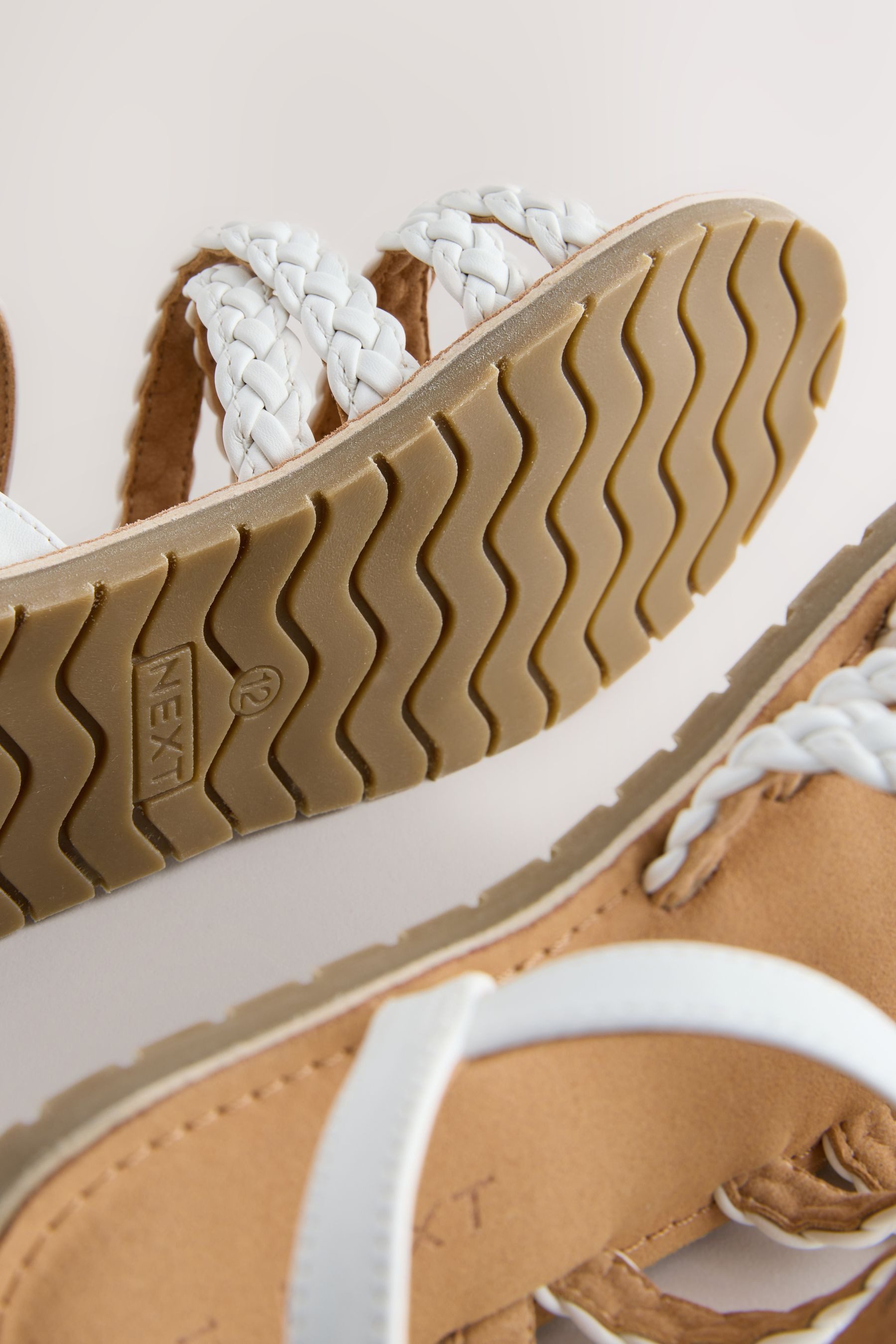 Next Riemchensandalen mit Flechtdetails Riemchensandale – Bild 5 von 5
