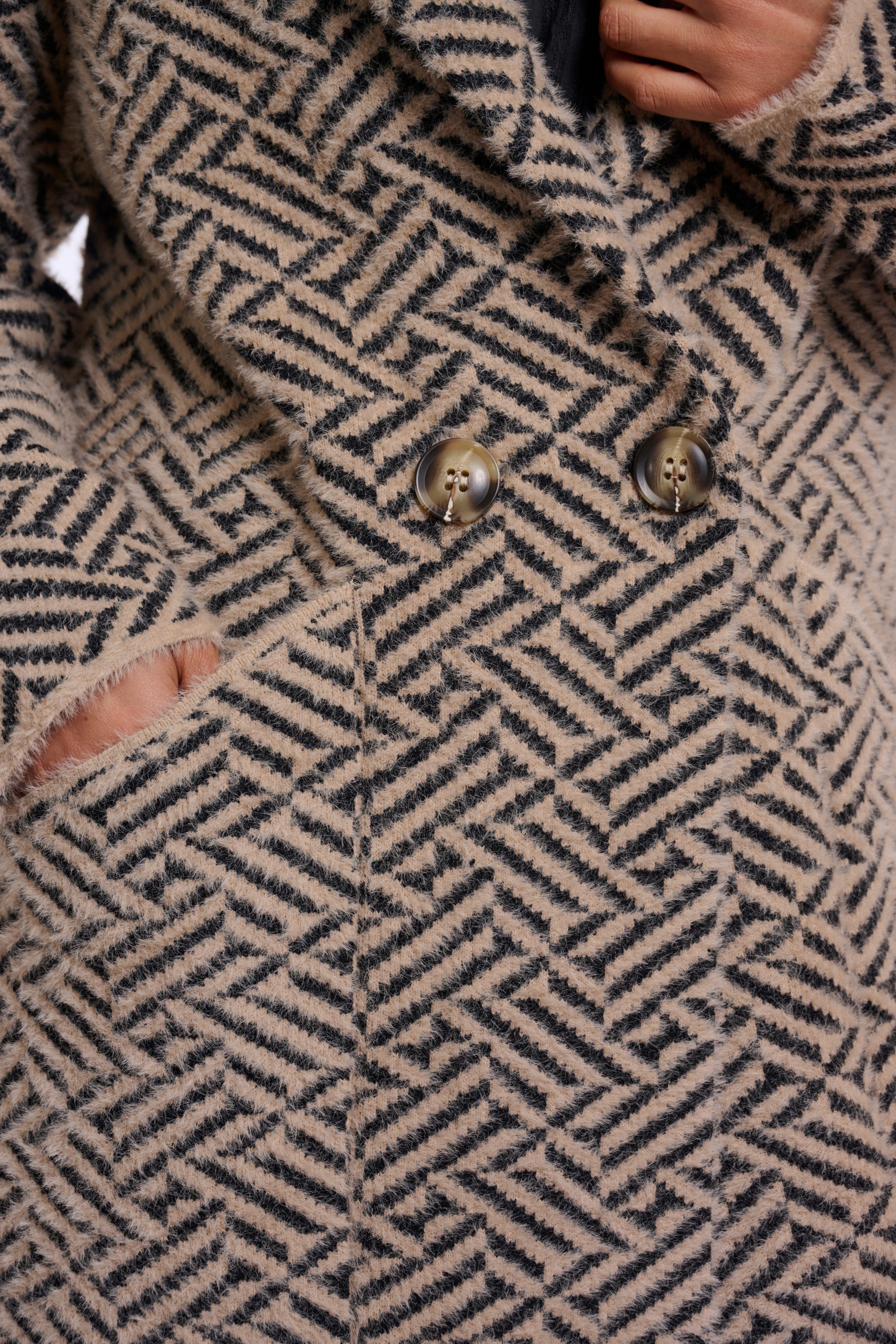 Rino & Pelle Longstrickjacke mit Reverskragen und feinem Muster – Bild 2 von 4