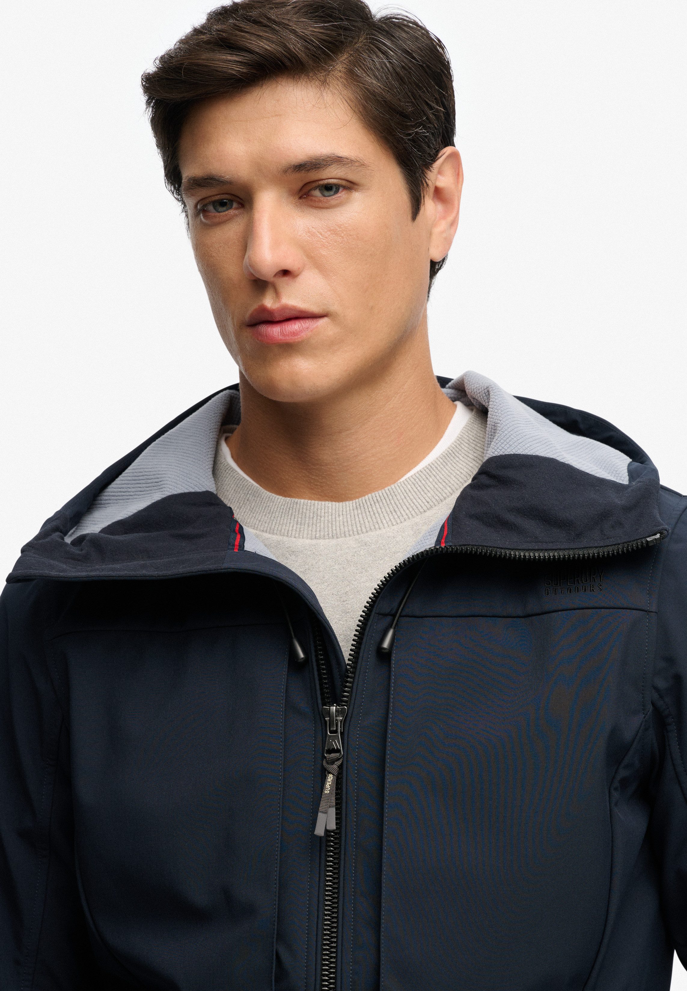 Superdry Outdoorjacke HOODED SOFTSHELL TREKKER JKT mit Materialmix aus Polyester und Elasthan, Relaxed Fit – Bild 5 von 5