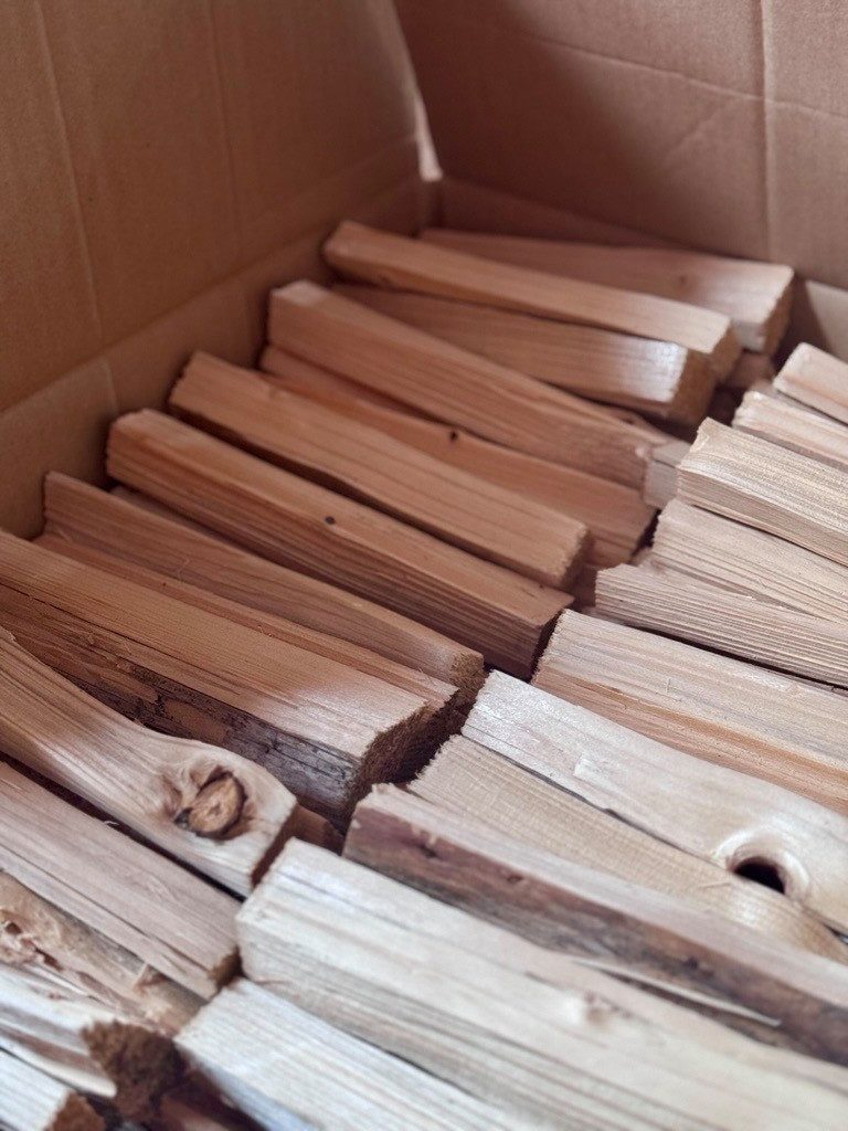 LosBudos Kaminholz Anzündholz Fichte - trocken im Karton - für Kamin & Feuerkorb, 5 kg