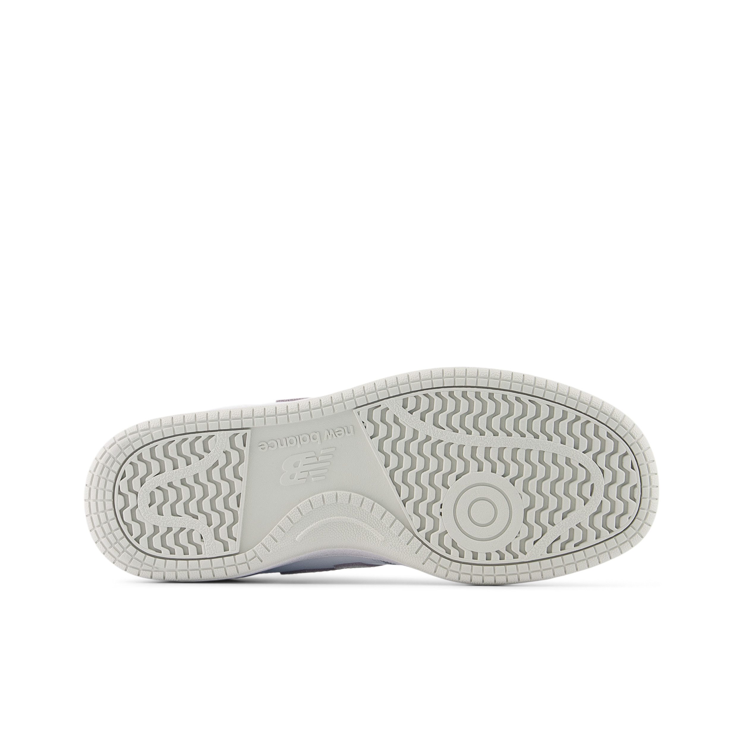 New Balance BB80 Sneaker für Kinder und Jugendliche entwickelt, mit Gummilaufsohle