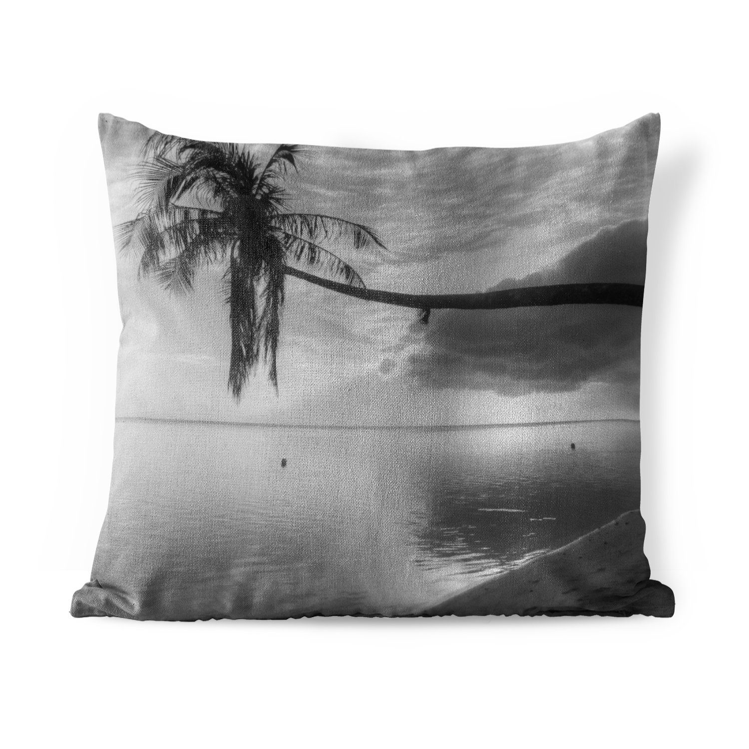 MuchoWow Dekokissen Überhängende Palme am Strand von Mo'orea in schwarz-weiß, Kissenbezüge, Kissenhülle, Dekokissen, Dekokissenbezug, Outdoor