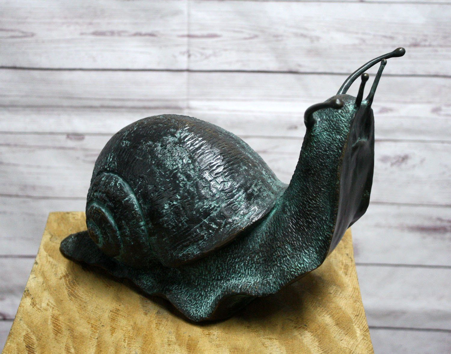 Bronzeskulpturen Skulptur Bronzefigur Schnecke mit gehobenen Kopf