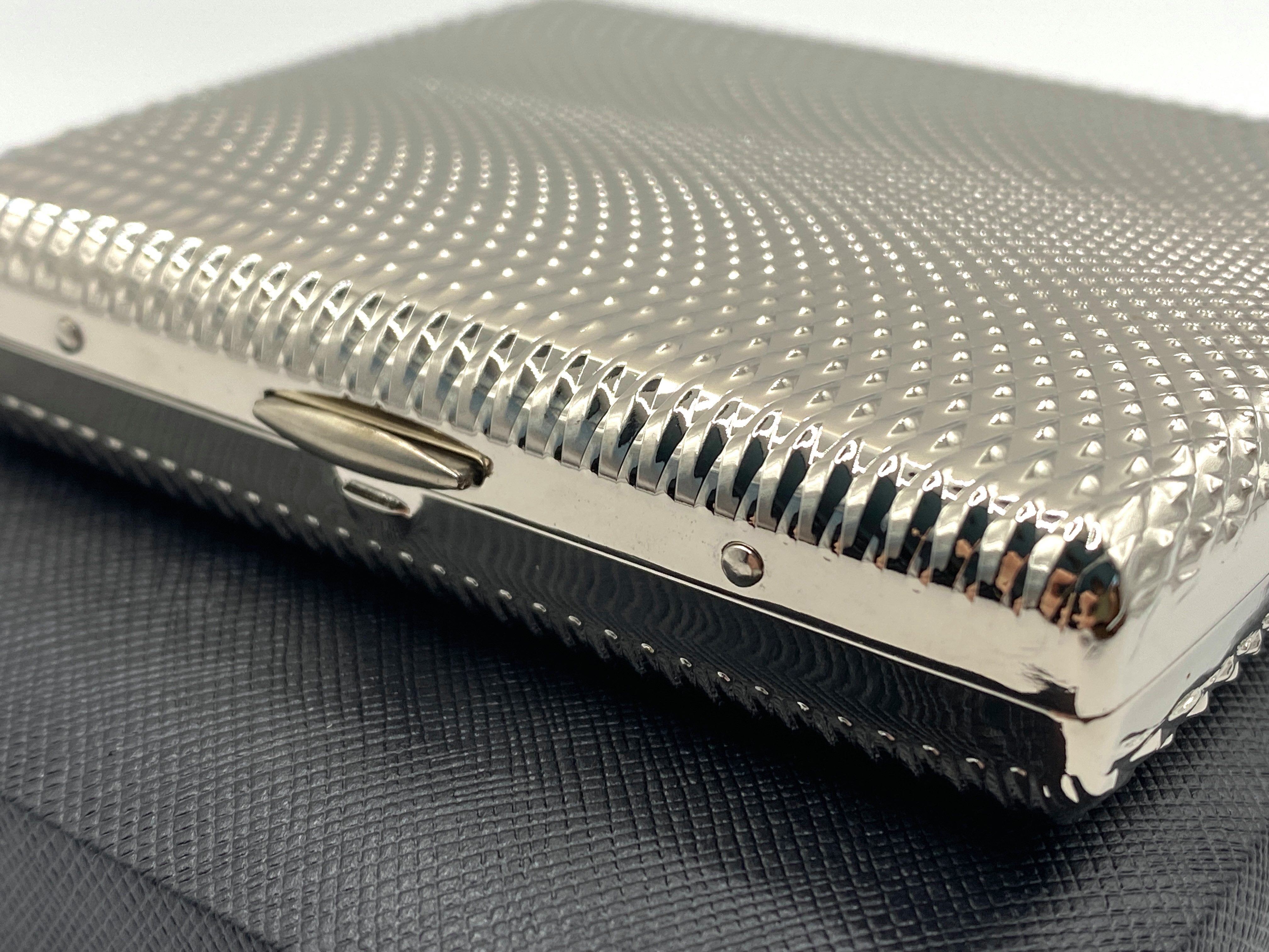 Jean Claude Bogenetui Zigarettenetui aus Metall Tropfen Reliefdesign 20 Kingsize