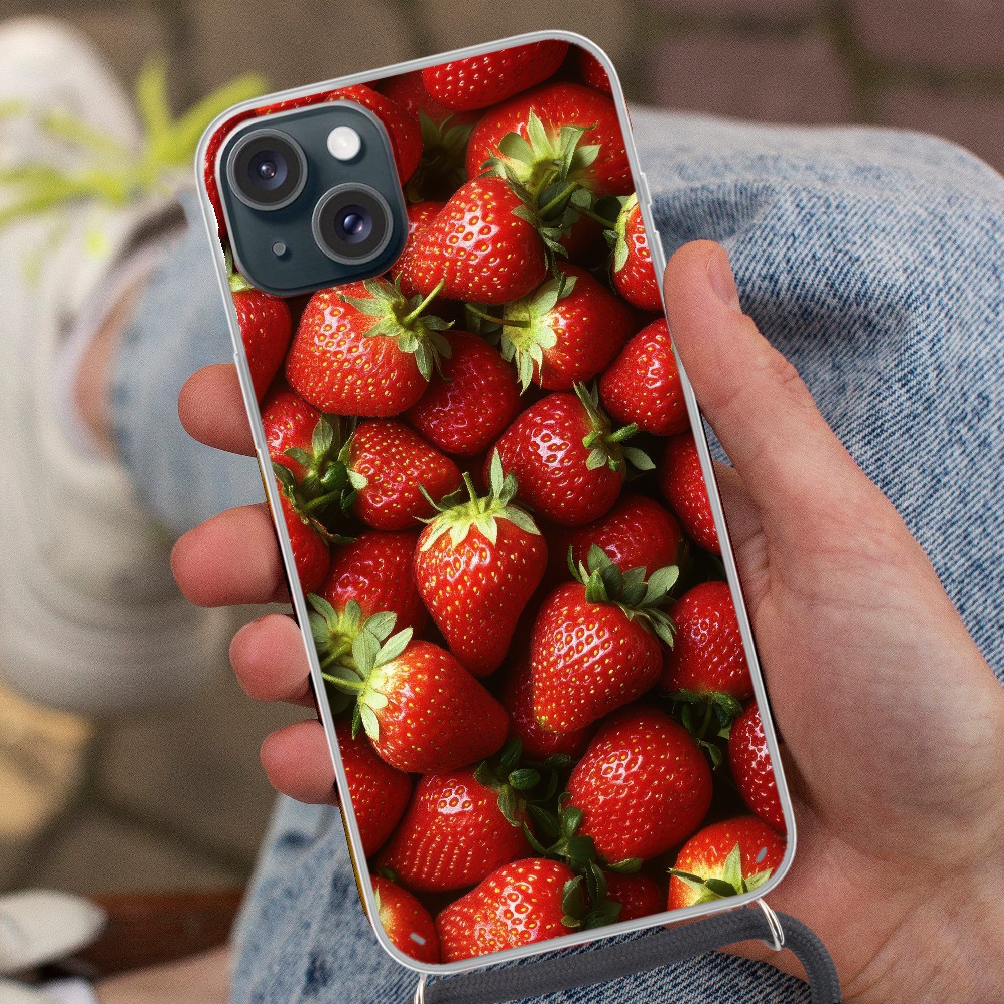 MuchoWow Handyhülle für Apple iPhone 15 Erdbeere - Obst - Rot, Tragbare Handyhüllen mit Kette zum umhängen, Handykette Handyband