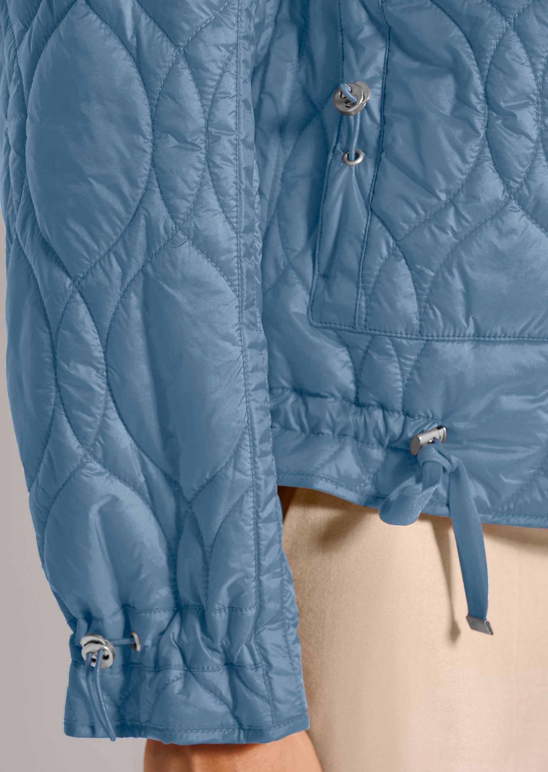 MADELEINE Outdoorjacke Leicht wattierte Übergangsjacke Allover-Design mit integriertem Stehkragen und verdecktem Verschluss – Bild 4 von 5