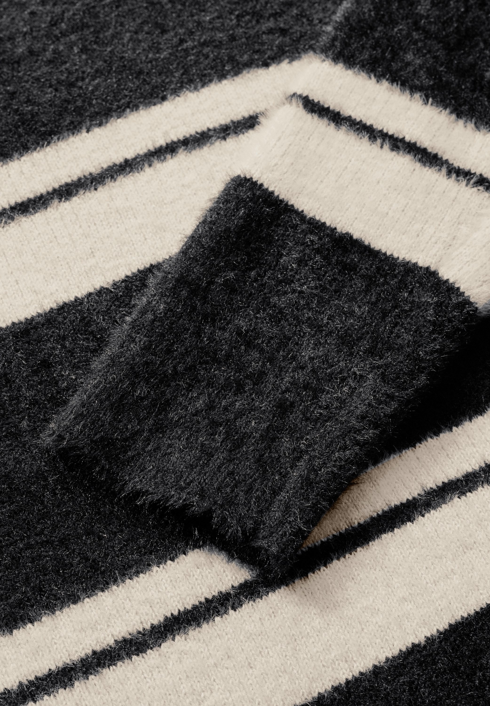 CECIL knitted sweater in a cuddly quality and classic striped pattern