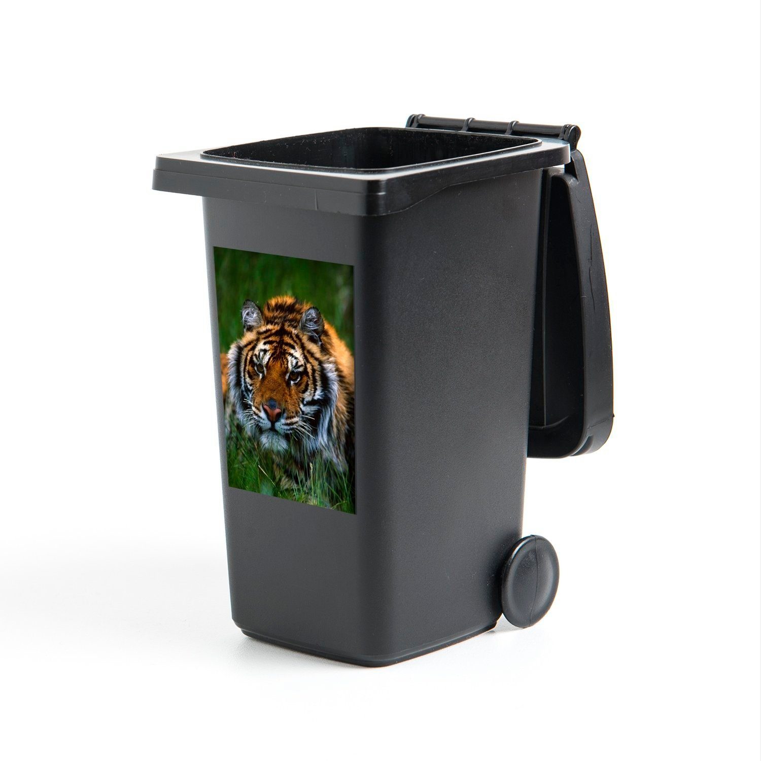 MuchoWow Wandsticker Sibirischer Tiger im Gras versteckt (1 St), Mülleimer-aufkleber, Mülltonne, Sticker, Container, Abfalbehälter