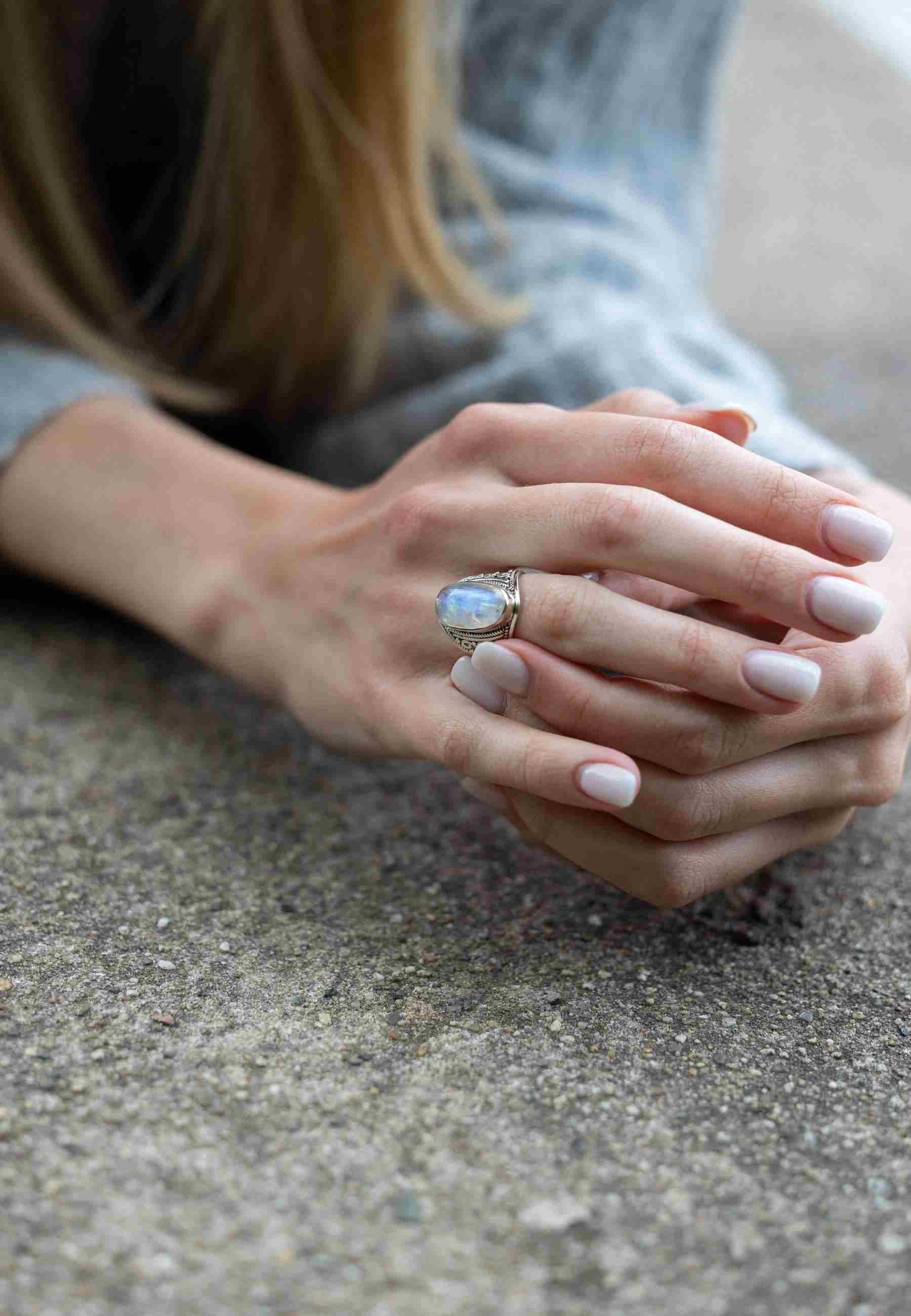 mantraroma Silberring DAHAB oval groß aus 925 Silber mit Regenbogen Mondste günstig online kaufen