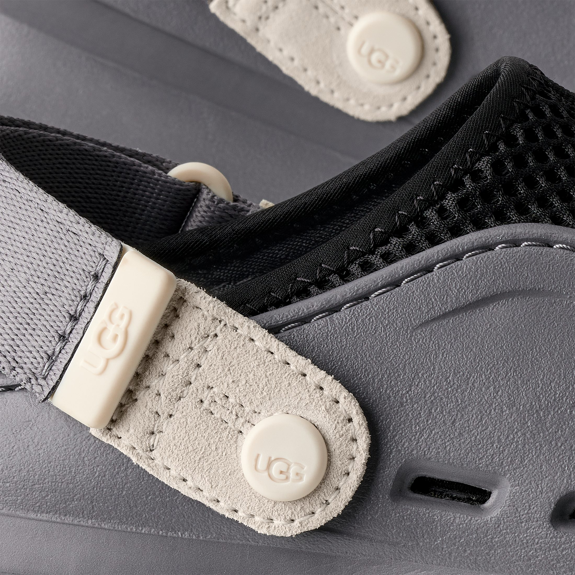 UGG PEAKMOD BREATHE Clog Flats, Schlupfschuh, Mule mit praktischem Klettverschluss
