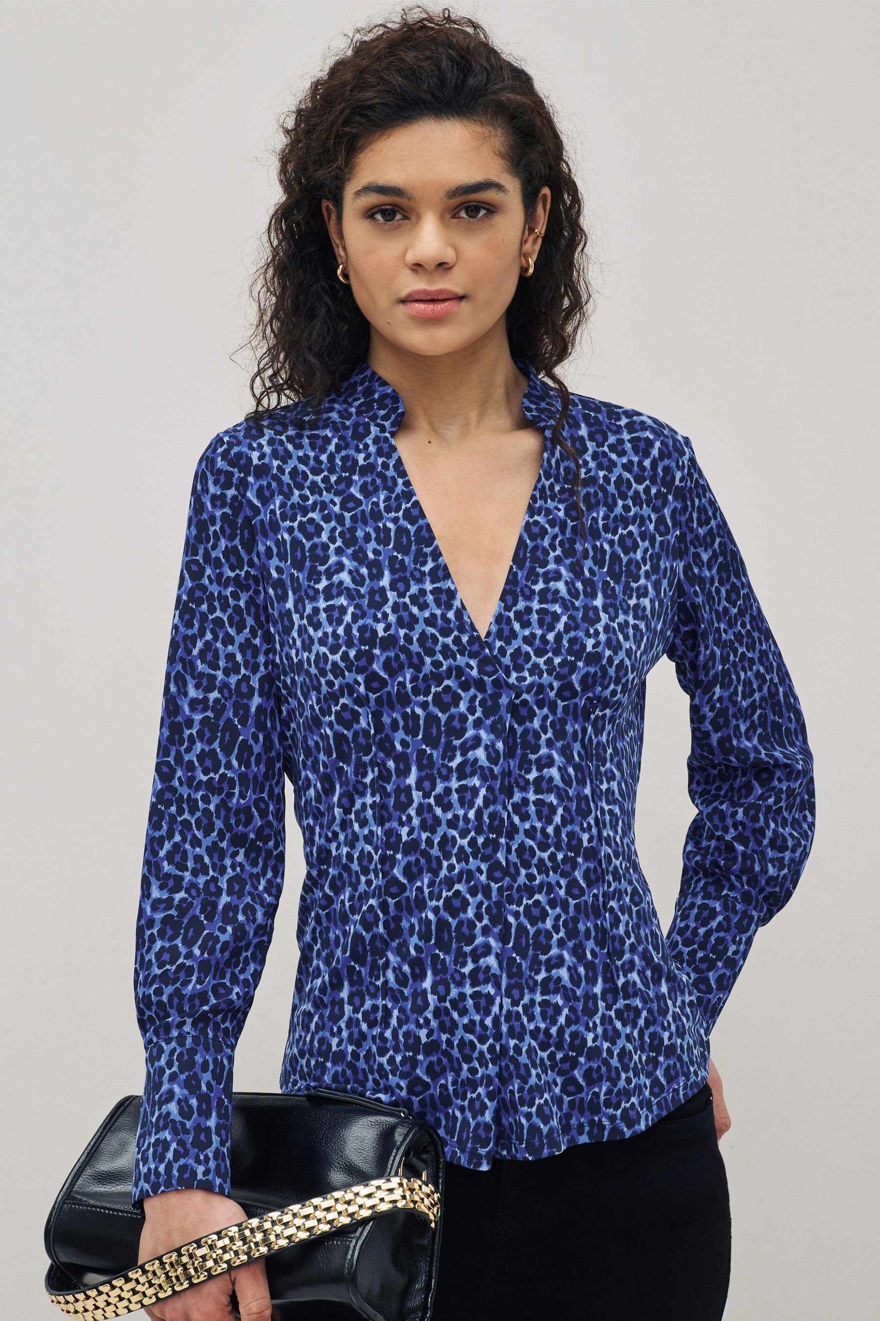 Korsettoptik mit Leopard Next in V-Ausschnitt Langarm-Bluse Blue Blusenshirt (1-tlg)