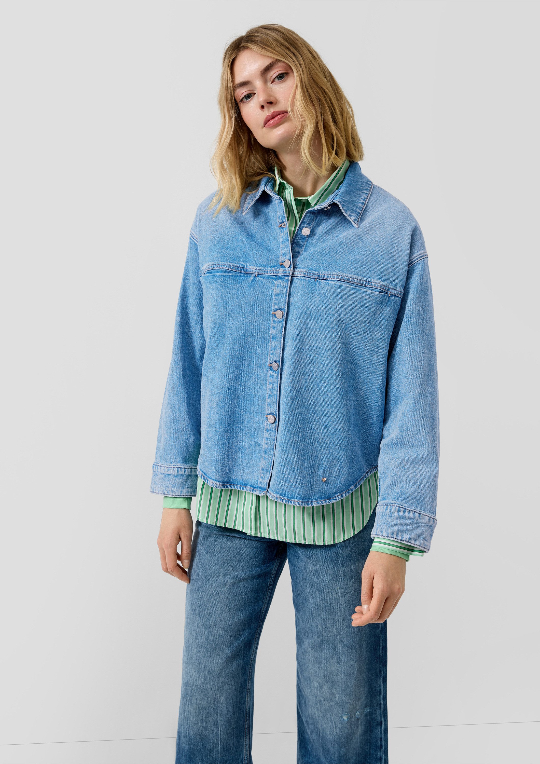 s.Oliver Hemdjacke Indoor-Jacke Oversized Denim-Jacke mit Hemdkragen und Brusttasche