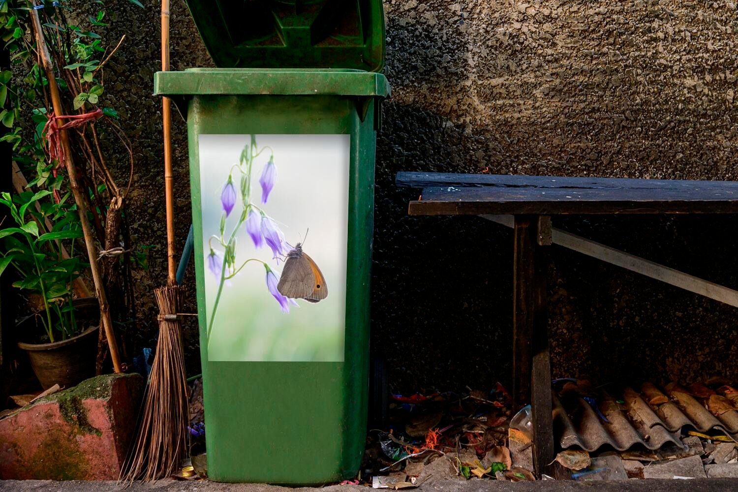MuchoWow Wandsticker Flussuferläufer-Schmetterling sitzt auf Mülltonne, Blumen St), (1 Sticker, Container, Abfalbehälter Mülleimer-aufkleber