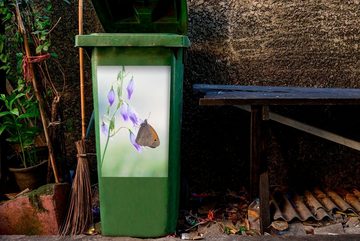 MuchoWow Wandsticker Flussuferläufer-Schmetterling sitzt auf Blumen (1 St), Mülleimer-aufkleber, Mülltonne, Sticker, Container, Abfalbehälter