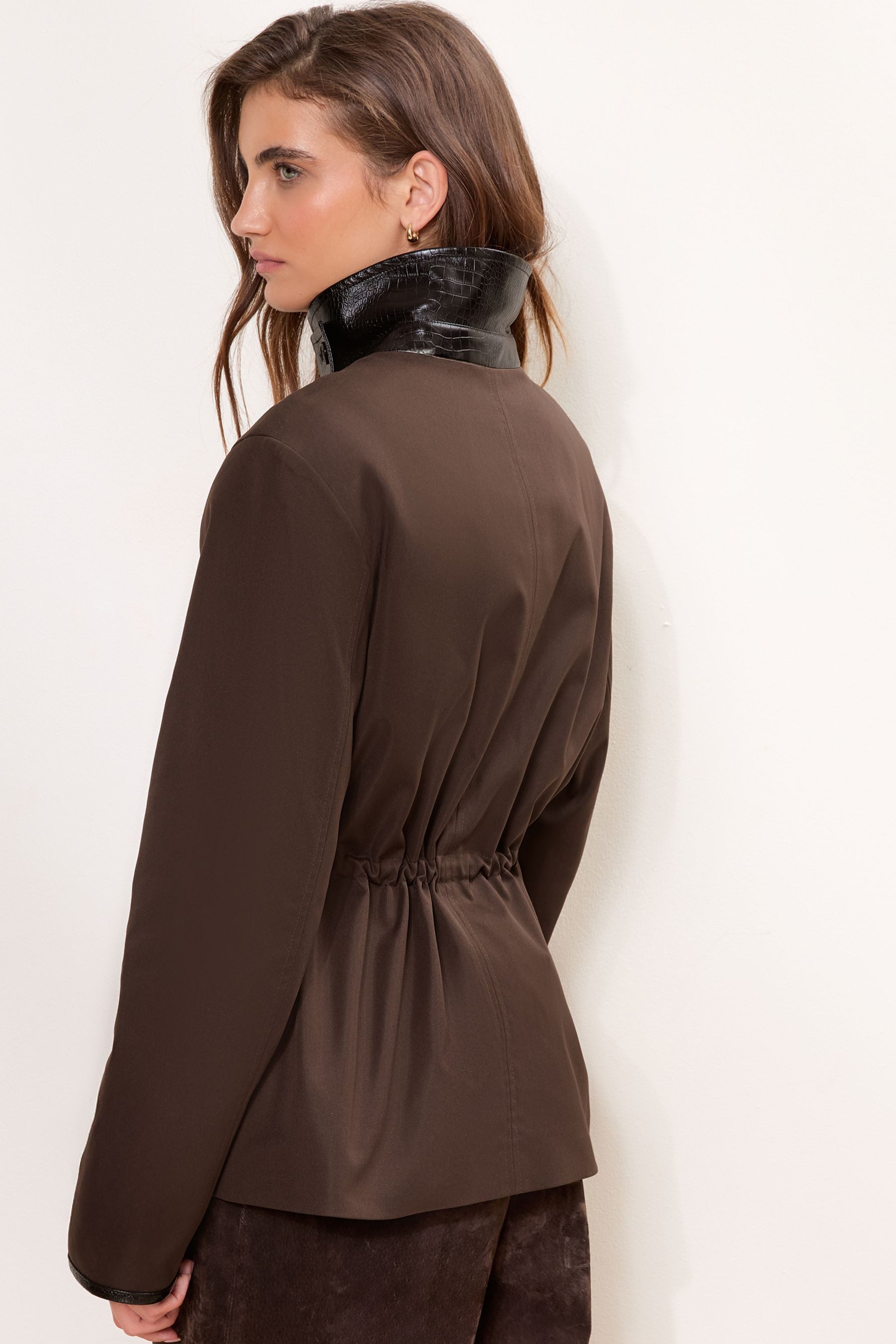 LIPSY Trenchcoat Lipsy Kurzer Trenchcoat mit PU-Kragen, Petite (1-tlg) – Bild 2 von 5