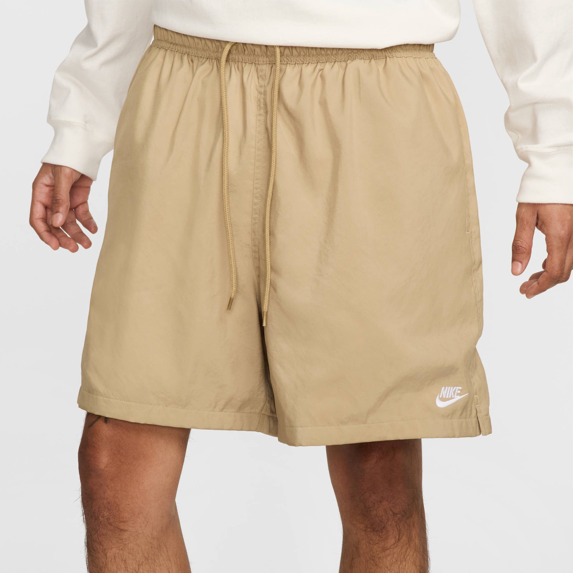 Nike Sportswear Shorts Nike Club Men's Woven Flow Shorts mit Eingrifftaschen und Gesäßtasche, schnell trocknend, pflegeleicht