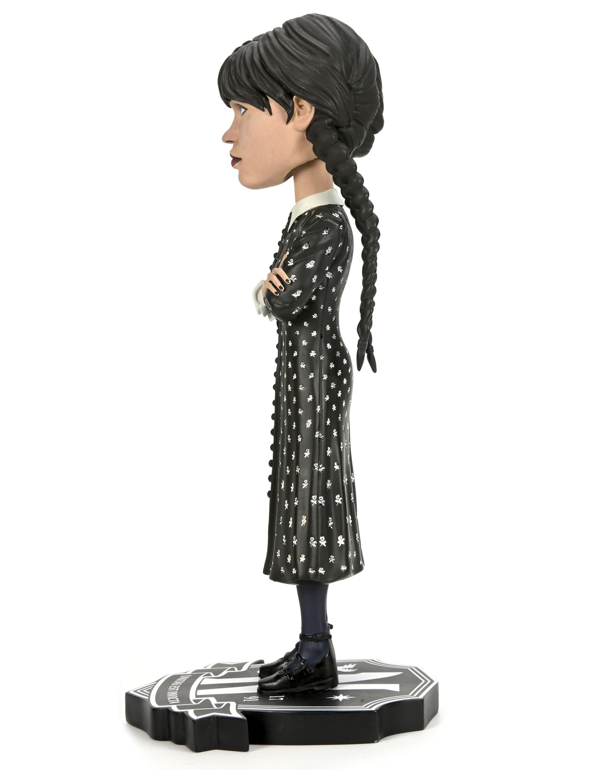 NECA Dekofigur Wednesday Head Knocker Wackelkopf-Figur Wednesday Addams 21 cm (1 St), aus hochwertigem Resin gefertigt