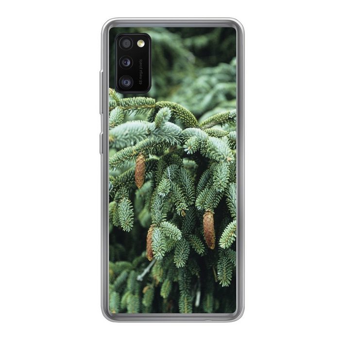 MuchoWow Handyhülle Eine Nahaufnahme eines Weihnachtsbaums in einem Wald in den Handyhülle Samsung Galaxy A41 Smartphone-Bumper Print Handy