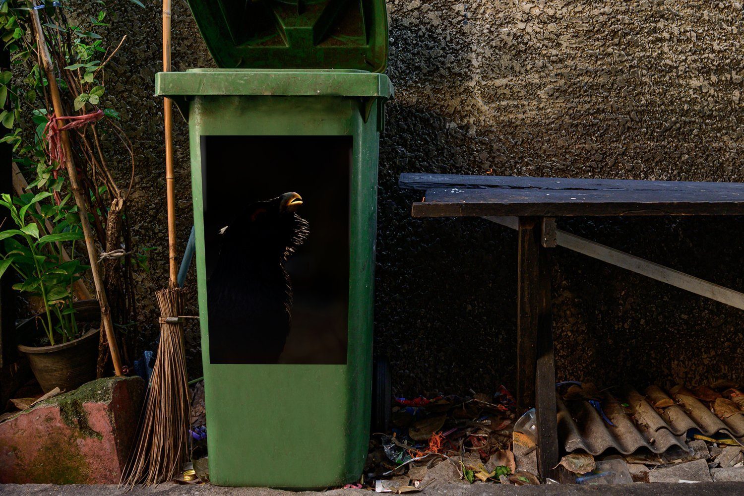 MuchoWow Wandsticker auf Container, Mülleimer-aufkleber, St), Mülltonne, Auerhahns eines Ein schwarzem Hintergrund Abfalbehälter (1 Sticker, Porträtfoto