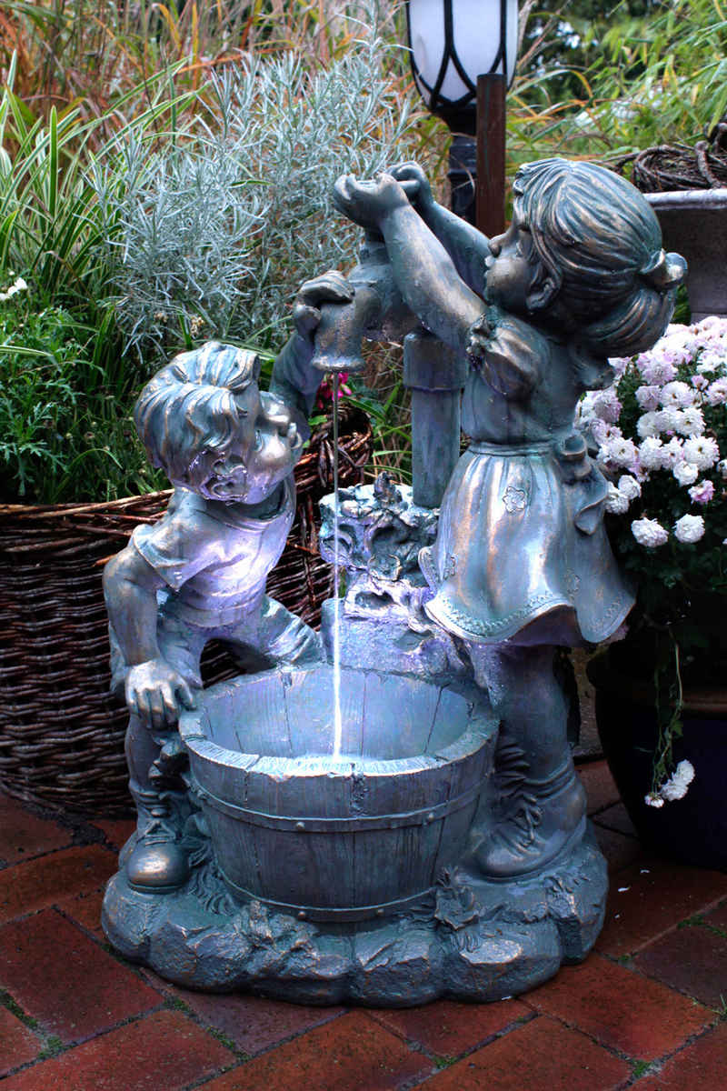 Arnusa Gartenbrunnen Springbrunnen Junge Mädchen mit LED Beleuchtung, SB102 Wasserspiel Gartendekoration