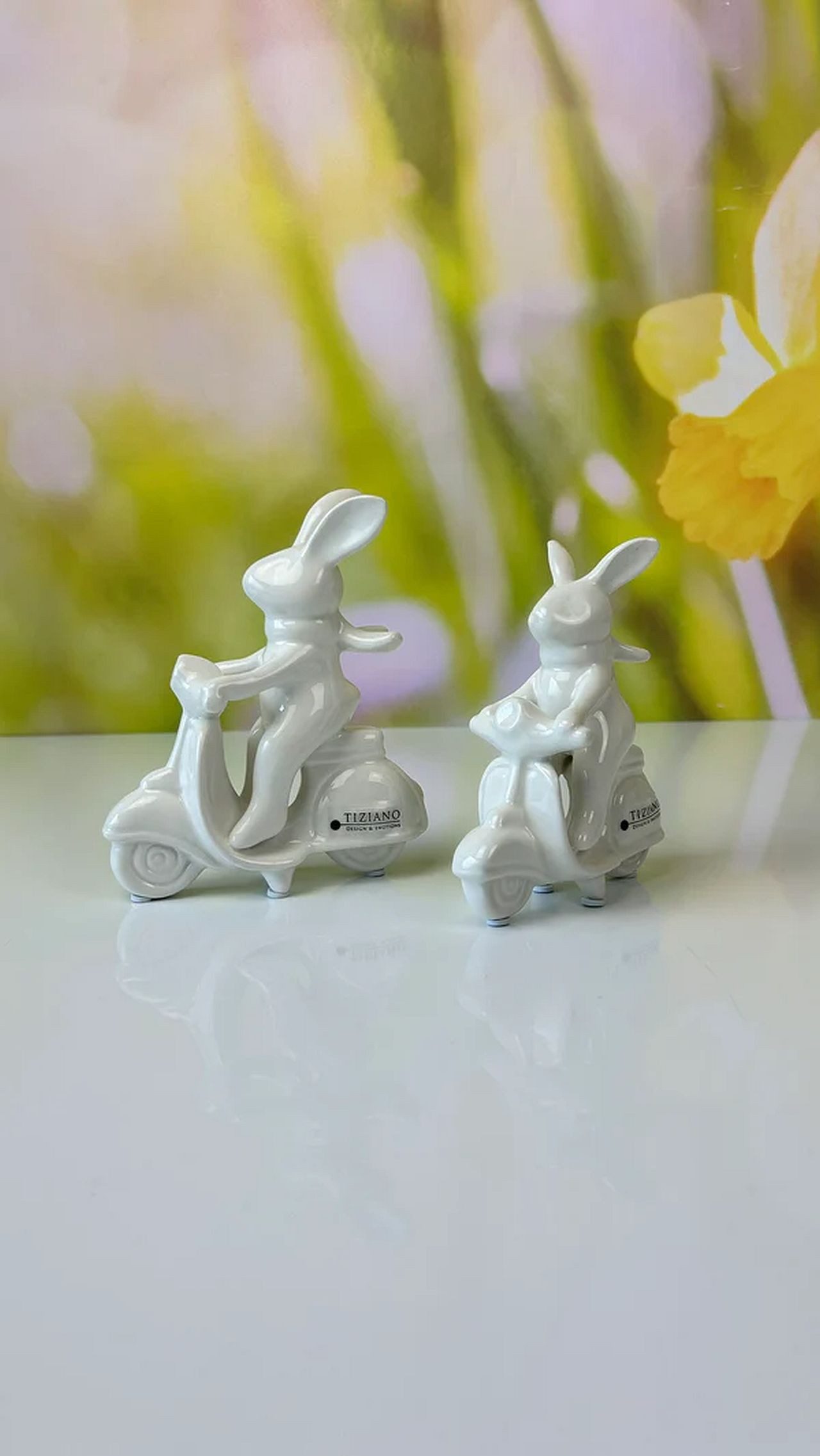 TIZIANO - DESIGN & EMOTIONS Dekofigur Deko Hase Vespino auf Roller cremeweiß – Osterfigur