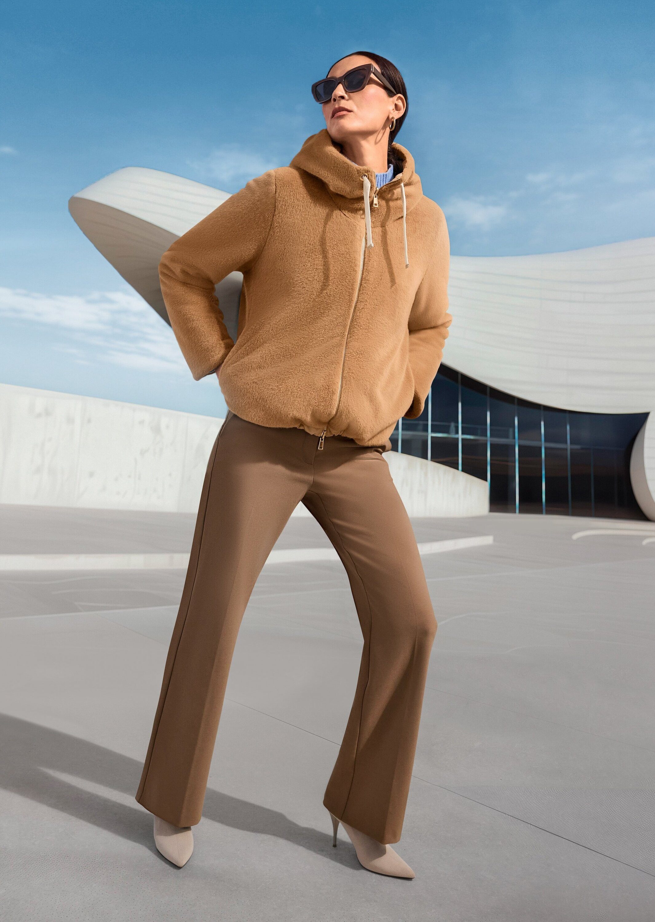 MADELEINE Outdoorjacke Webpelz-Mantel mit doppeltem Look Flauschig und glänzend, mit Kapuze und langen Ärmeln