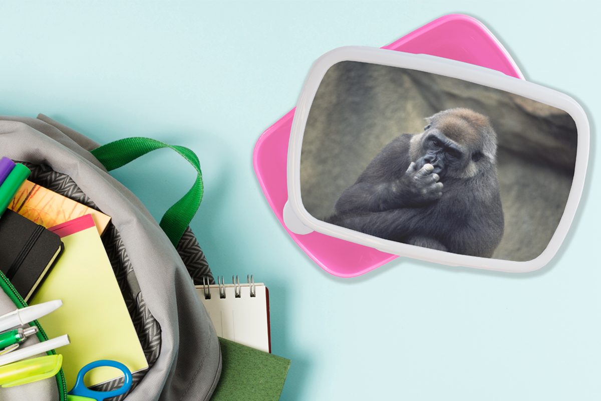 Niedlicher an Gorilla kratzt für Erwachsene, Brotdose sich Nase, (2-tlg), Kunststoff Lunchbox Snackbox, Kinder, MuchoWow rosa Brotbox der Mädchen, Kunststoff,
