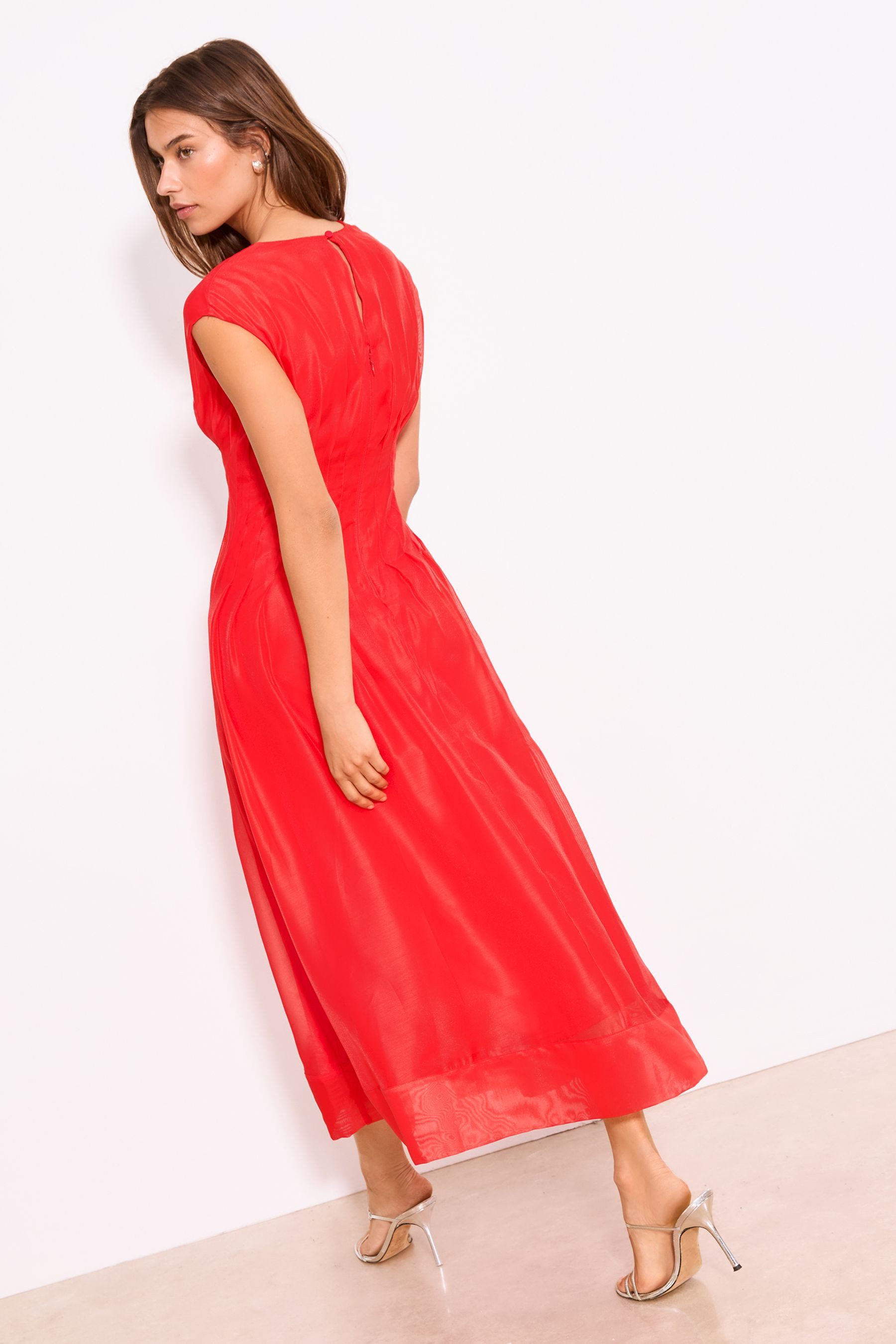 LIPSY Midikleid Lipsy Tailliertes Kleid mit V-Ausschnitt, Regular (1-tlg)