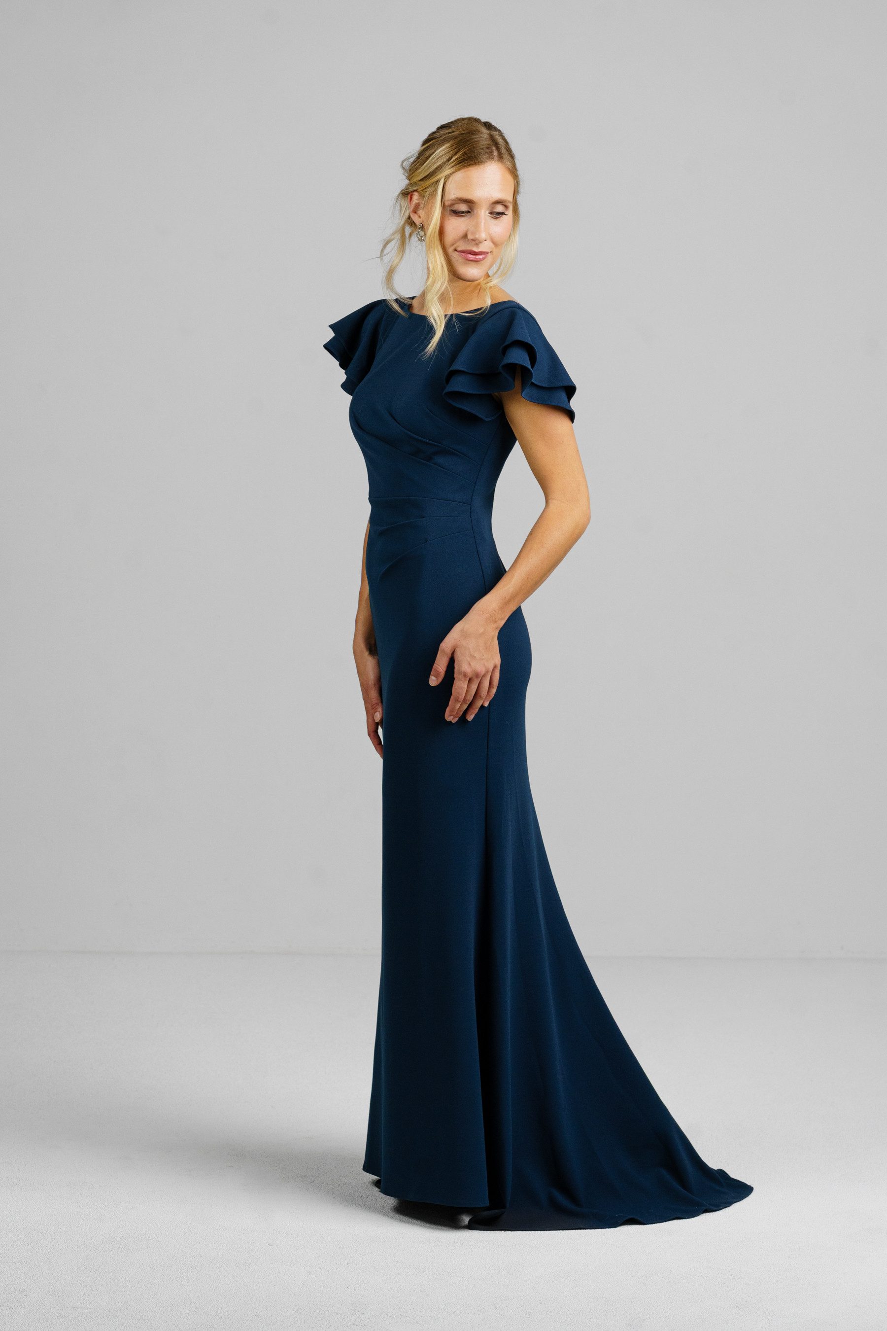 ANNIS WIESBADEN EST. 2021 Abendkleid Abendkleid „Celeste“ dunkelblau Meerjungfrau-Linie rückenfrei Volantärmel, mit Schleppe – Bild 4 von 5