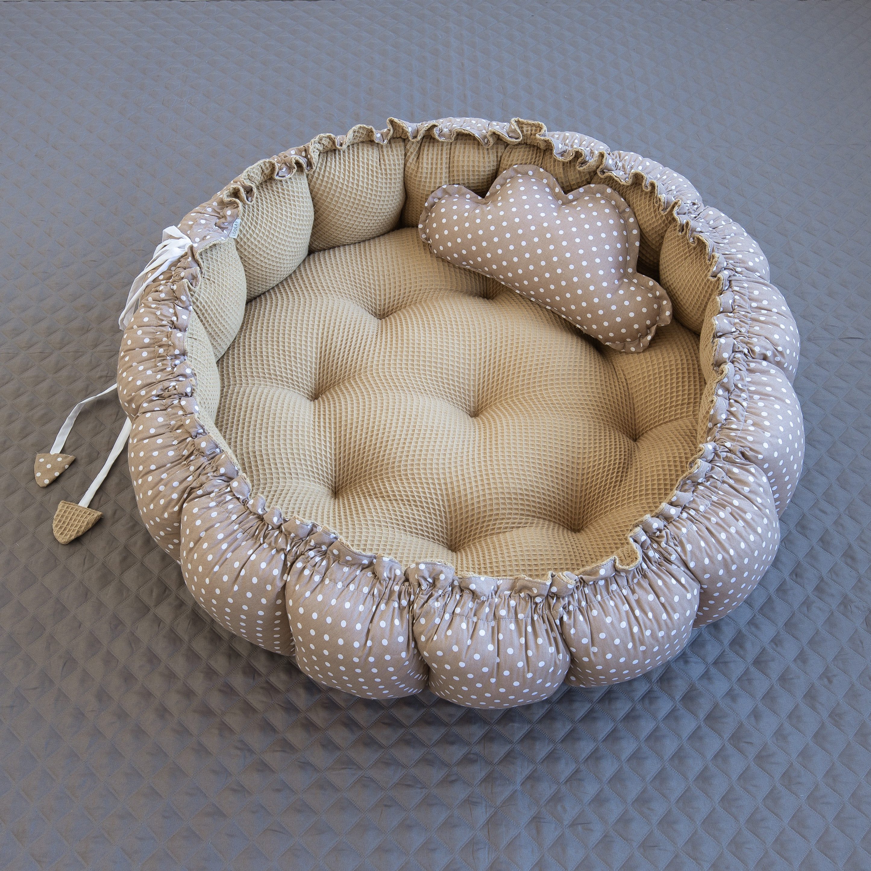 Loolay Bettnestchen Zweiseitig ENGELSNEST XXL Premium WAFFELPIQUE + Decke + Kissen, (XXL Babykokon als Nestchen Ø90cm und als Krabbeldecke Ø155cm + KISSEN + DECKE, 2-tlg., BRAUN Punkte TAUPE Waffel BABYNEST Spielmatte Reisebett Spielunterlage), PREMIUM AUSSTATTUNG - 100% Europäische Baumwolle und Nähen!