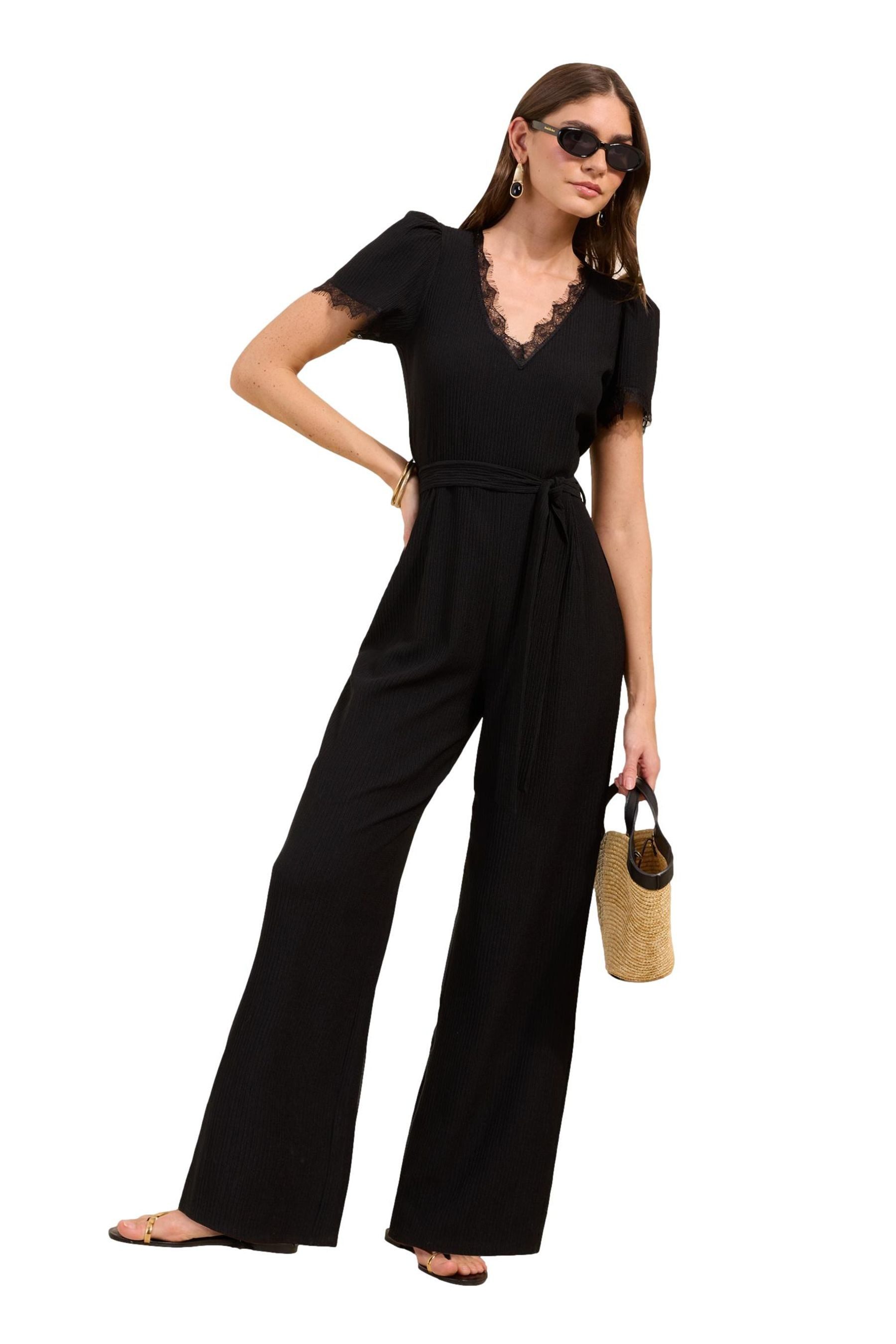 Friends Like These Jumpsuit Friends Like These Kurzarm-Jumpsuit mit Spitze (1-tlg)